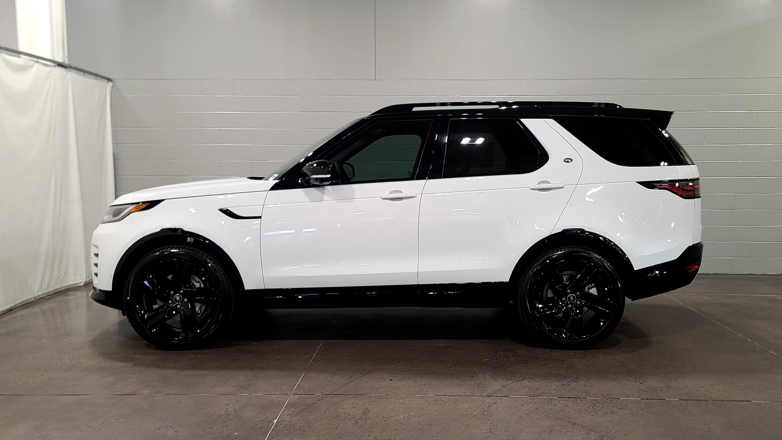 2026 Land Rover Discovery Dynamic SE photo 6