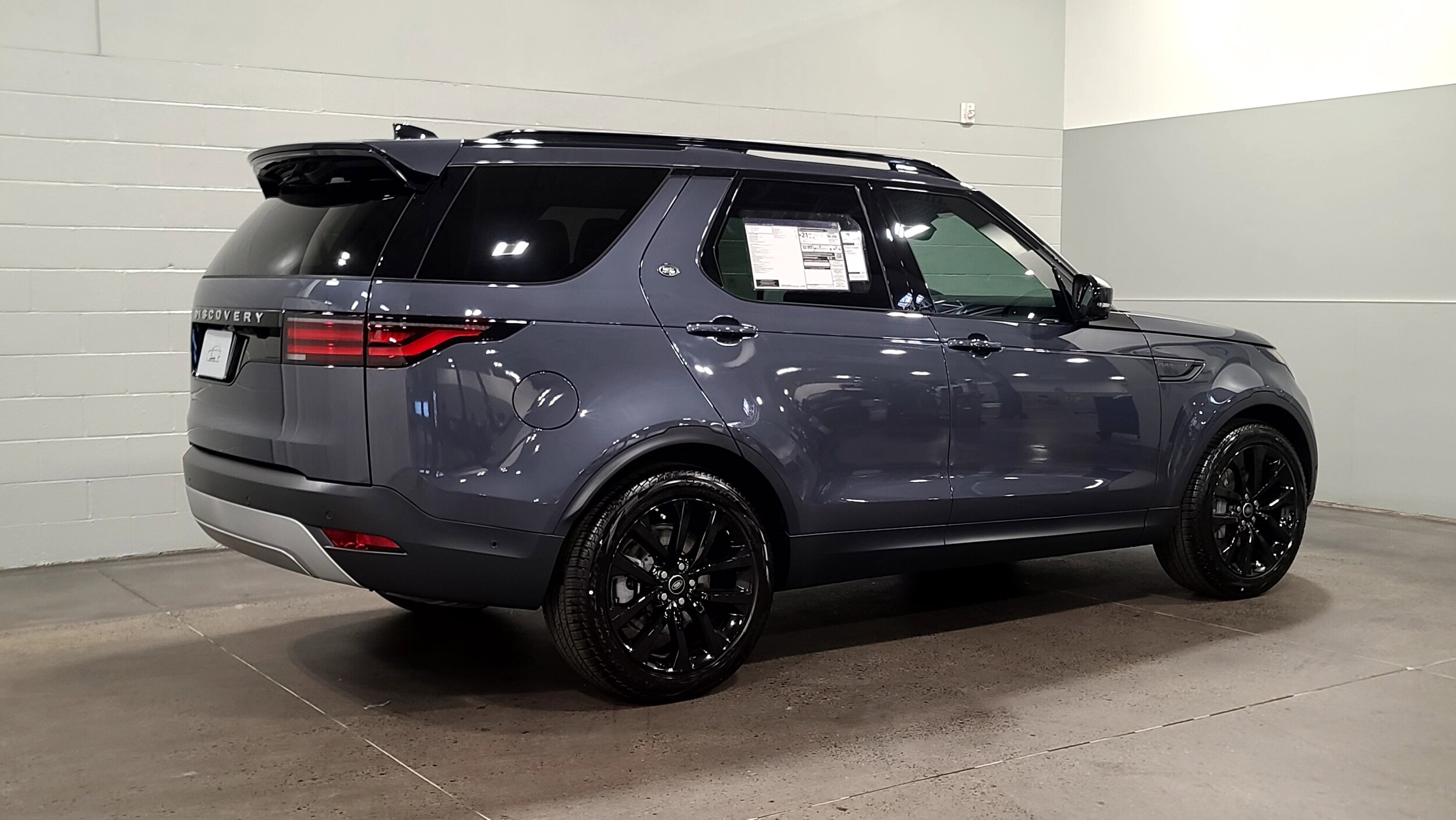 2026 Land Rover Discovery S photo 2