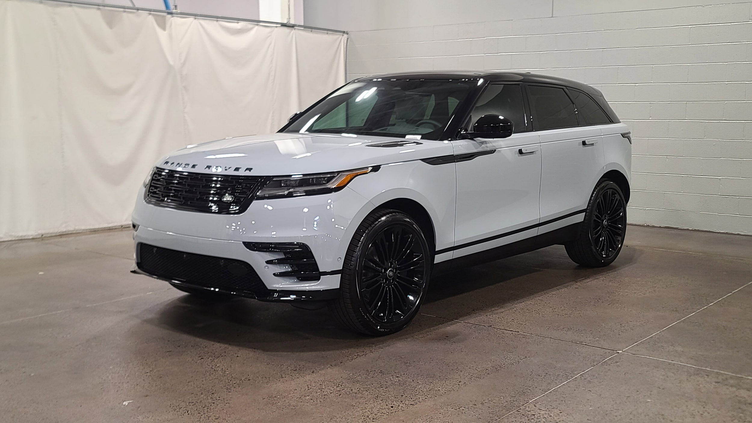 2026 Land Rover Range Rover Velar P250 Dynamic SE's photo