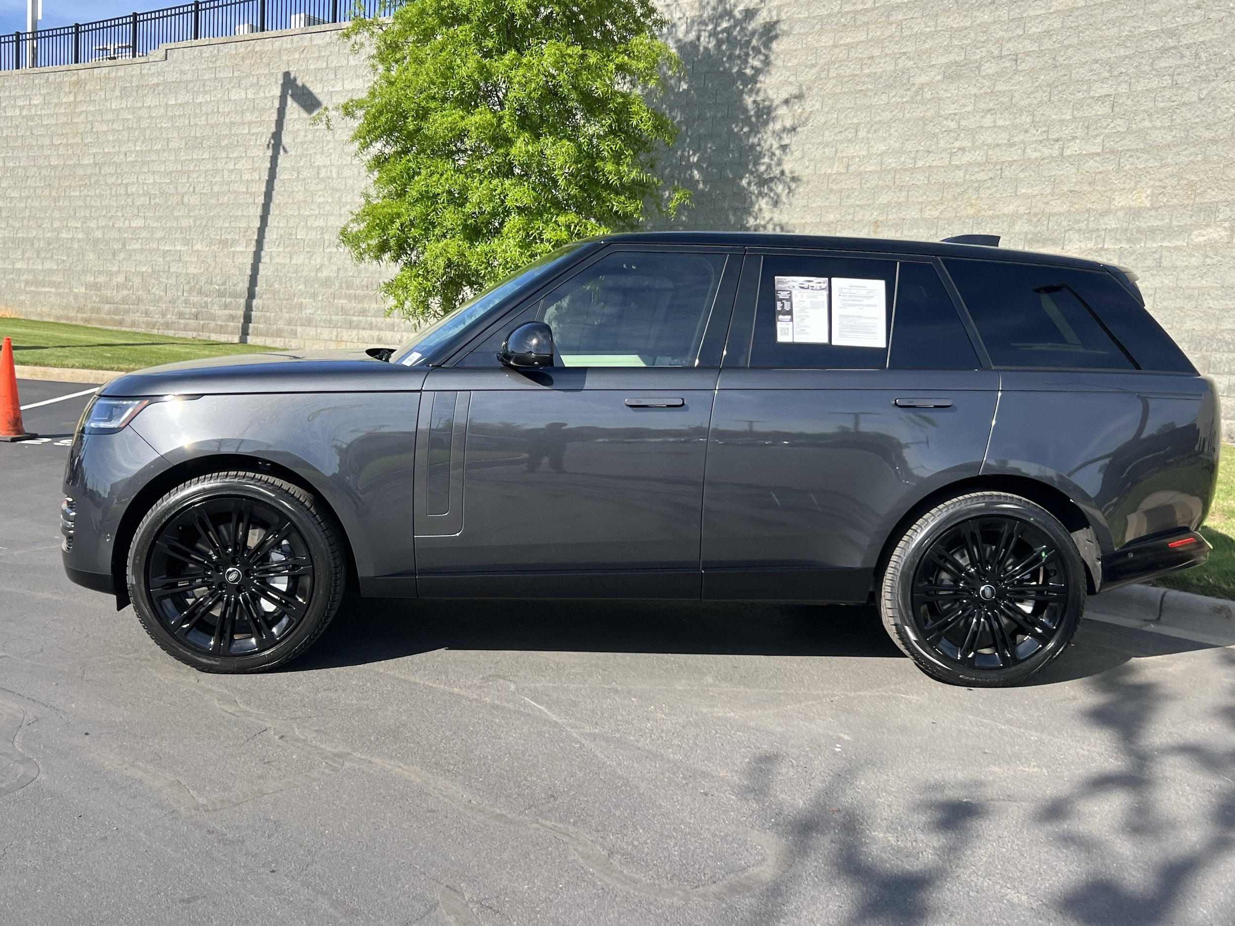 2024 Land Rover Range Rover SE photo 2