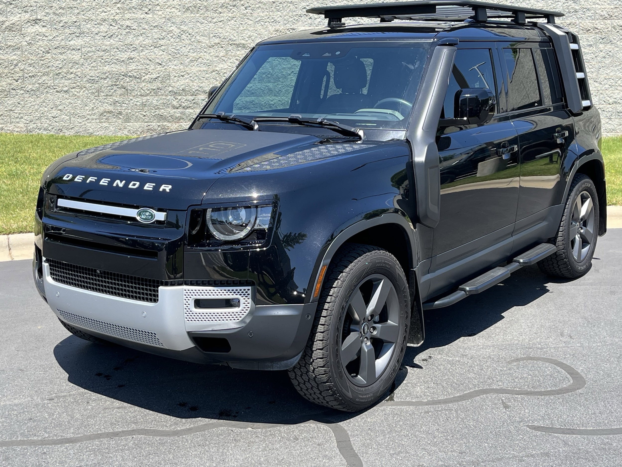 2025 Land Rover Defender 110 S P300's photo