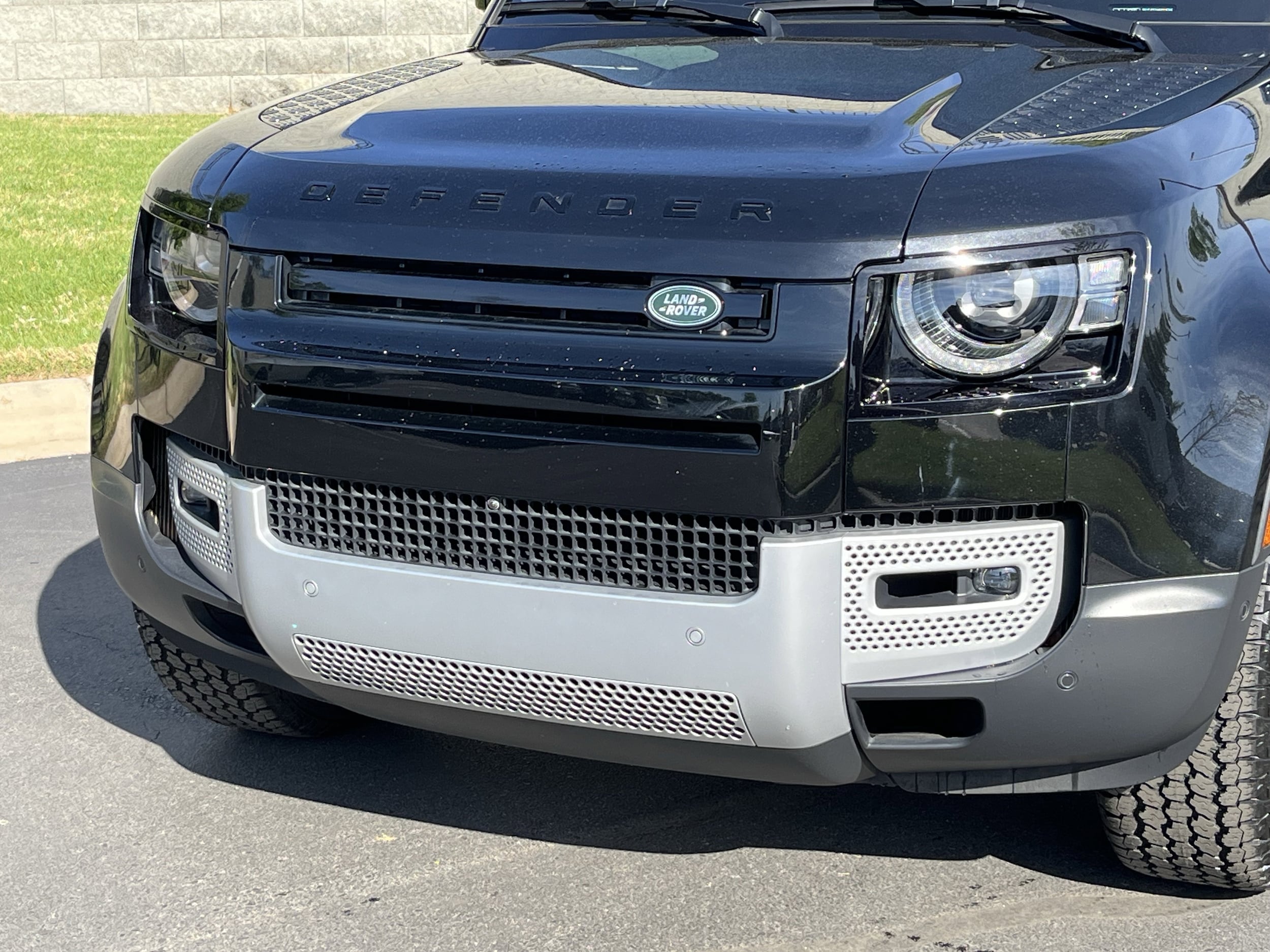 2024 Land Rover Defender 130 P300 S photo 3