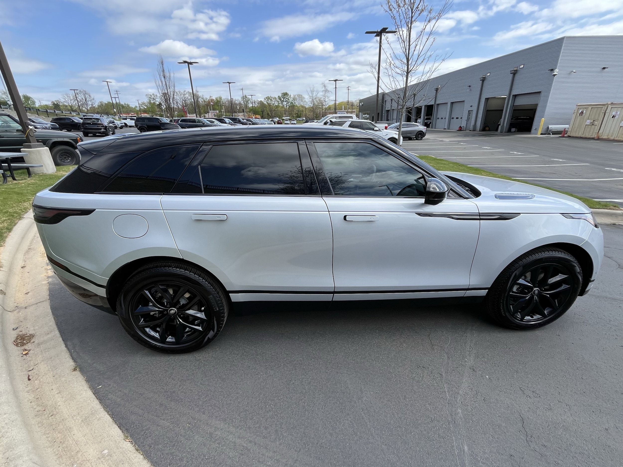 2025 Land Rover Range Rover Velar Dynamic SE photo 6