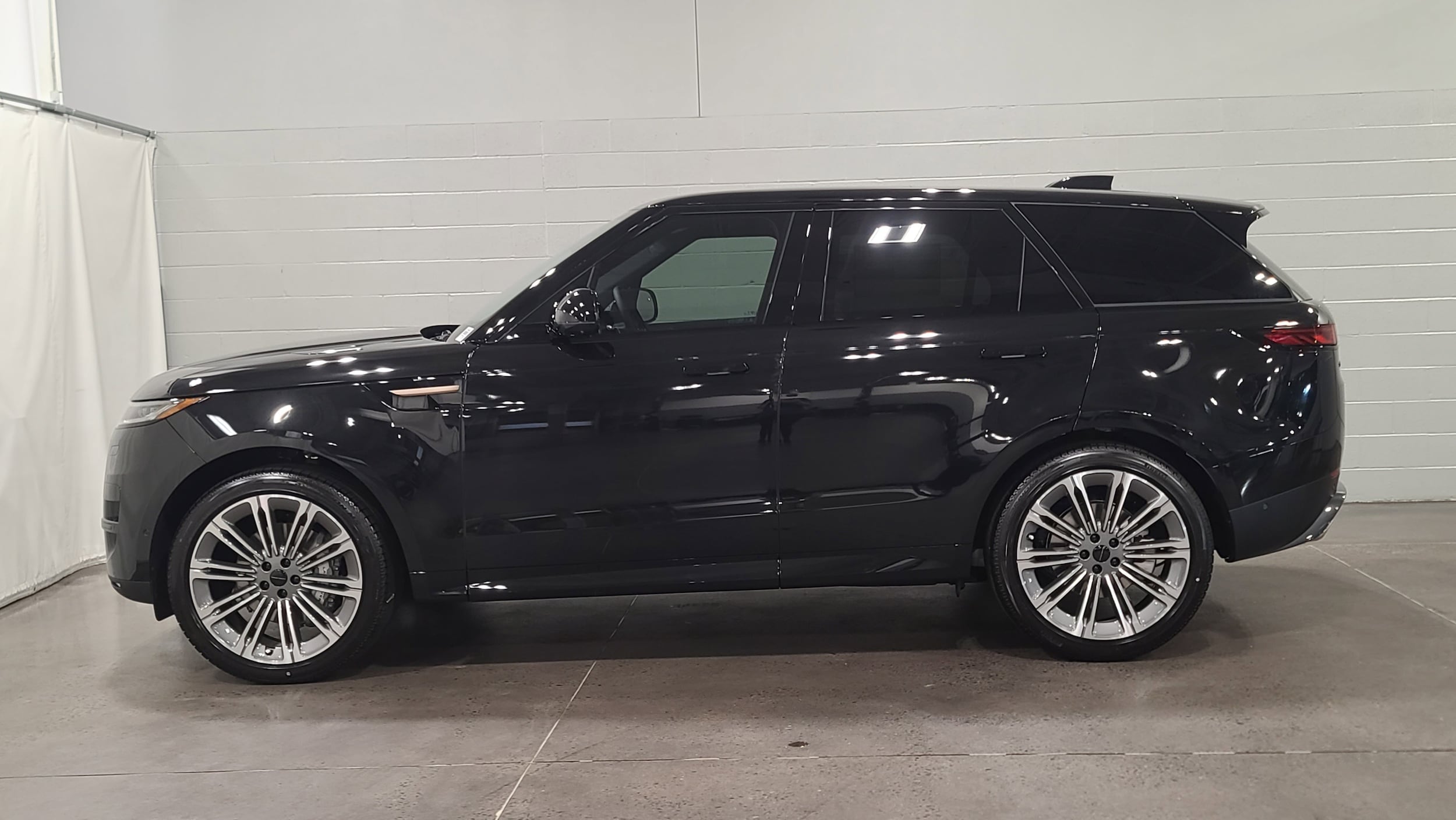 2026 Land Rover Range Rover Sport SE photo 6