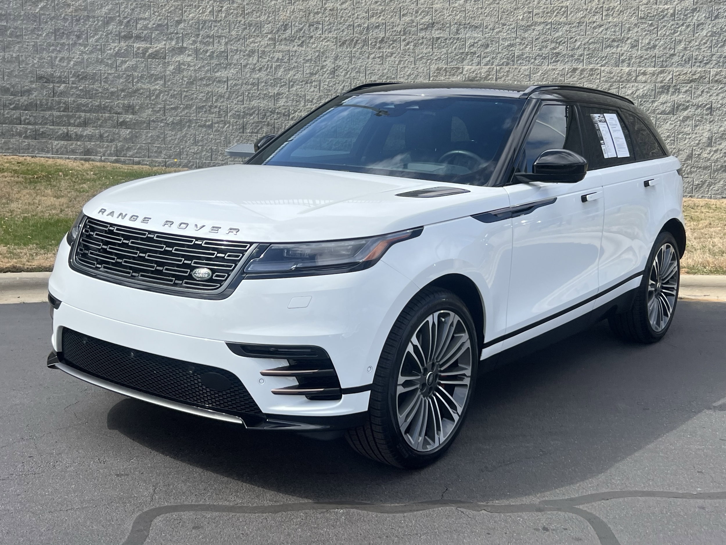 2025 Land Rover Range Rover Velar P400 Dynamic HSE's photo