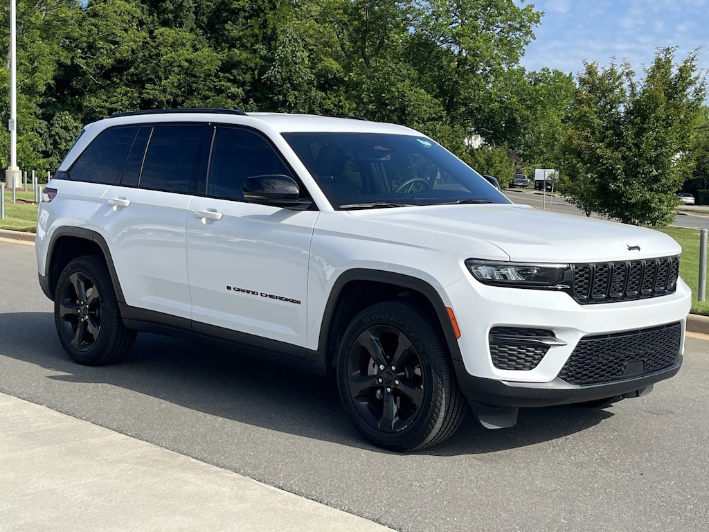Used 2023 Jeep Grand Cherokee Altitude SUV