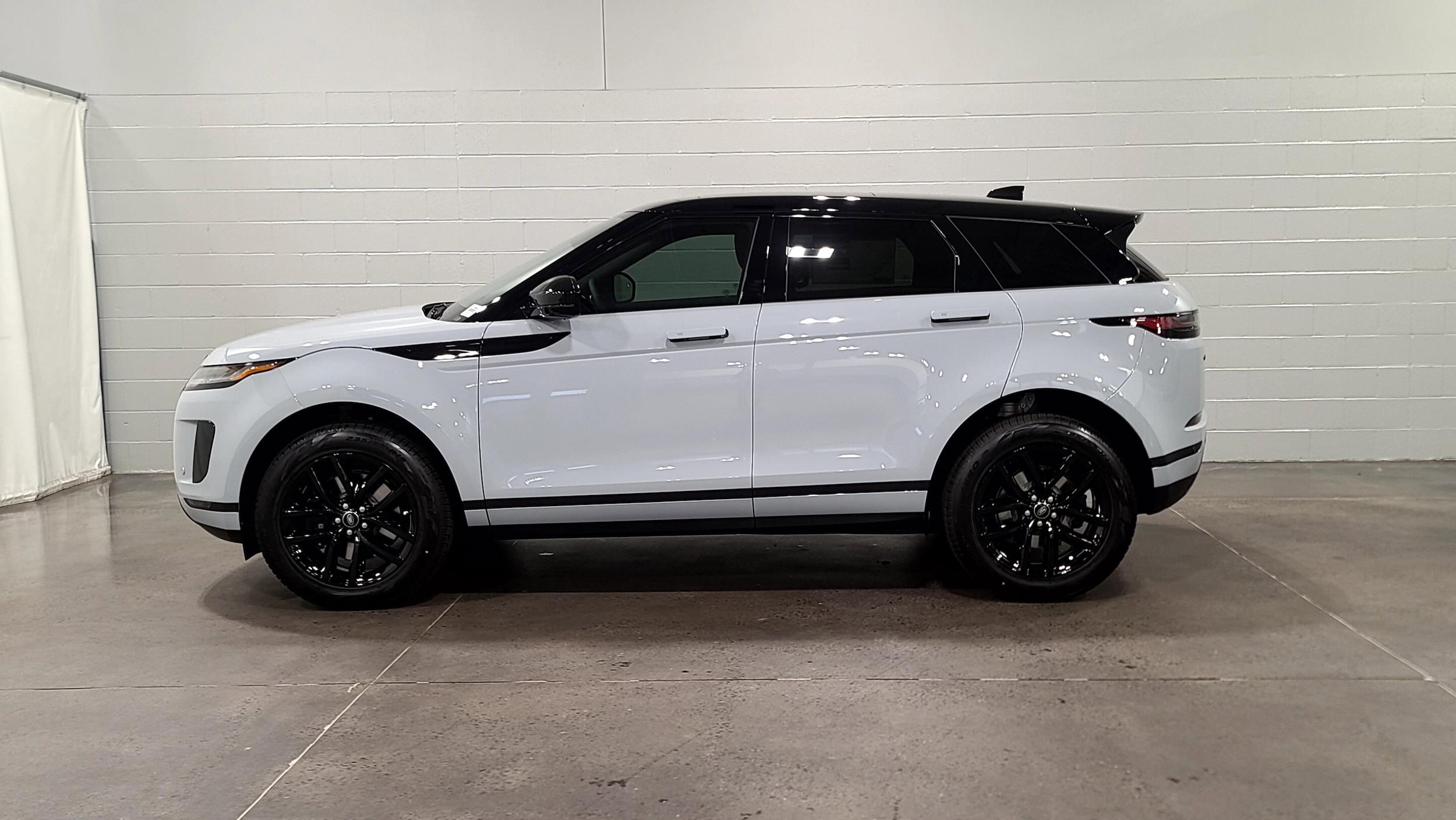 2026 Land Rover Range Rover Evoque Core S photo 6