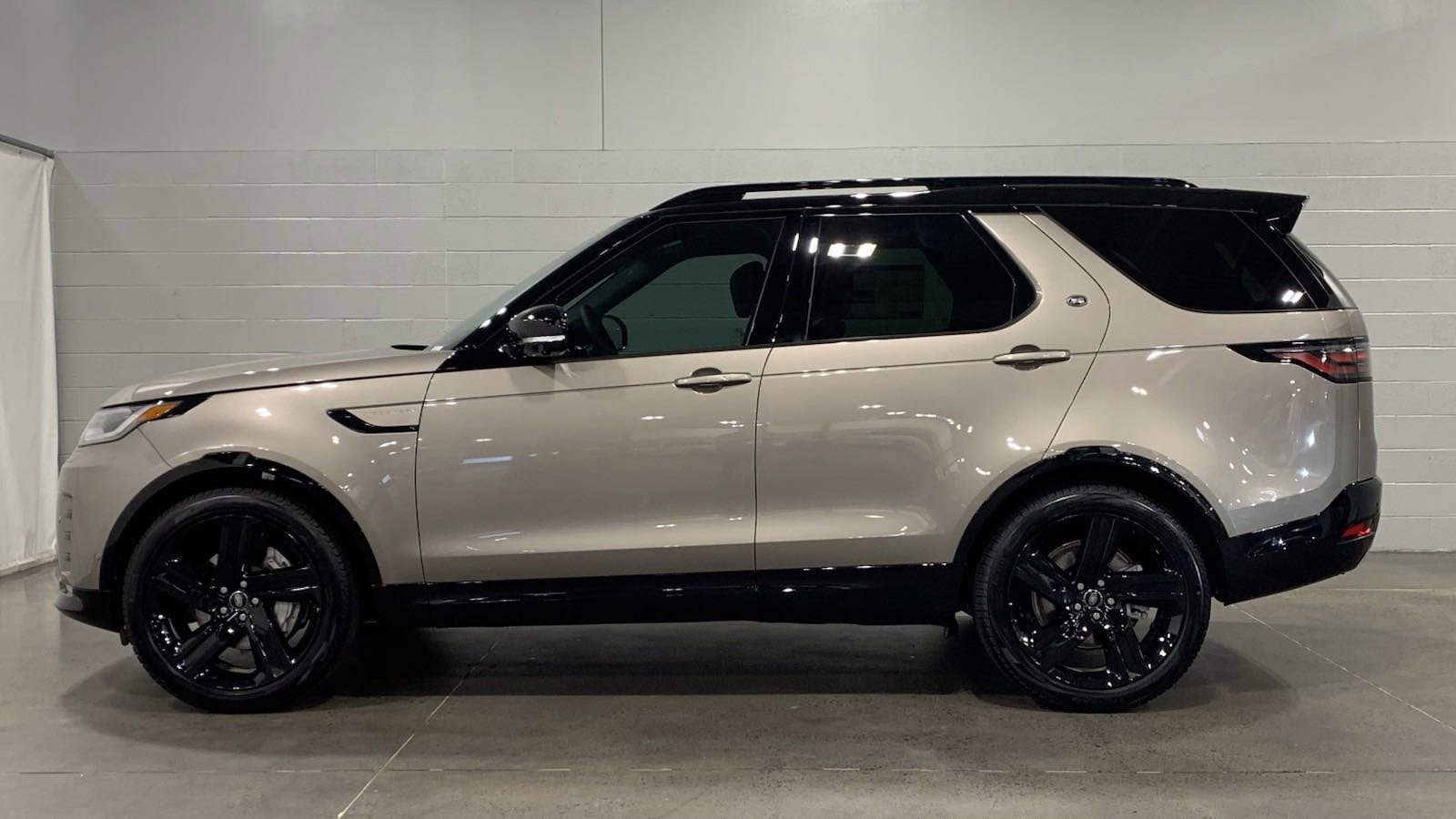 2025 Land Rover Discovery Dynamic SE photo 6