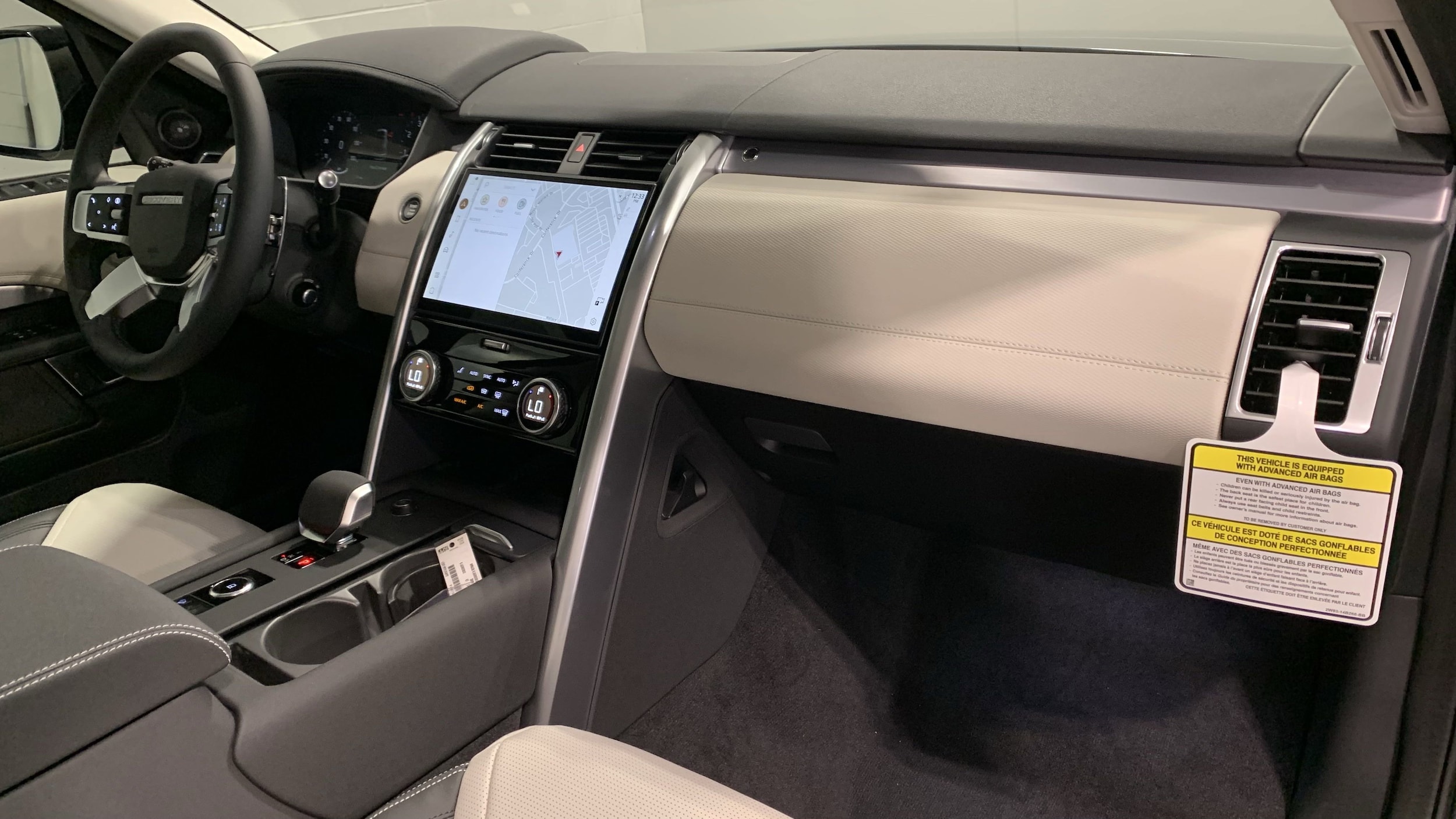 2025 Land Rover Discovery Dynamic SE photo 3