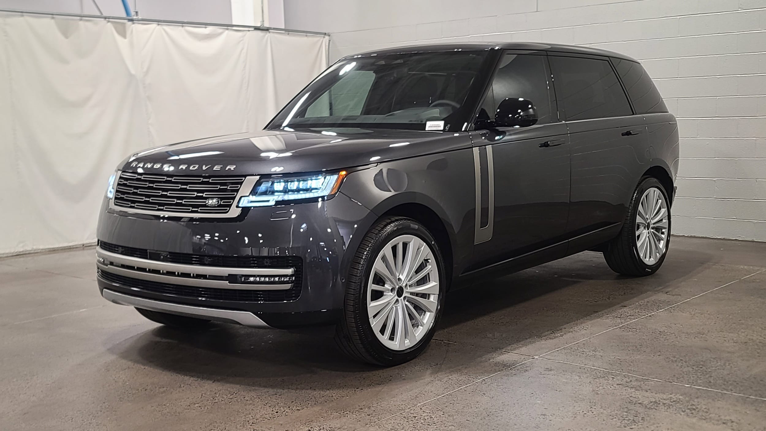 2026 Land Rover Range Rover 3.0 SE LWB 7's photo