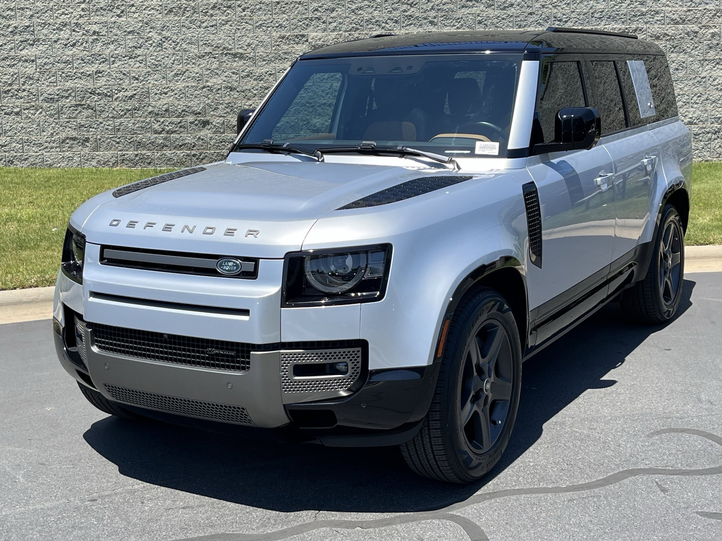 2023 Land Rover Defender X-Dynamic SE's photo