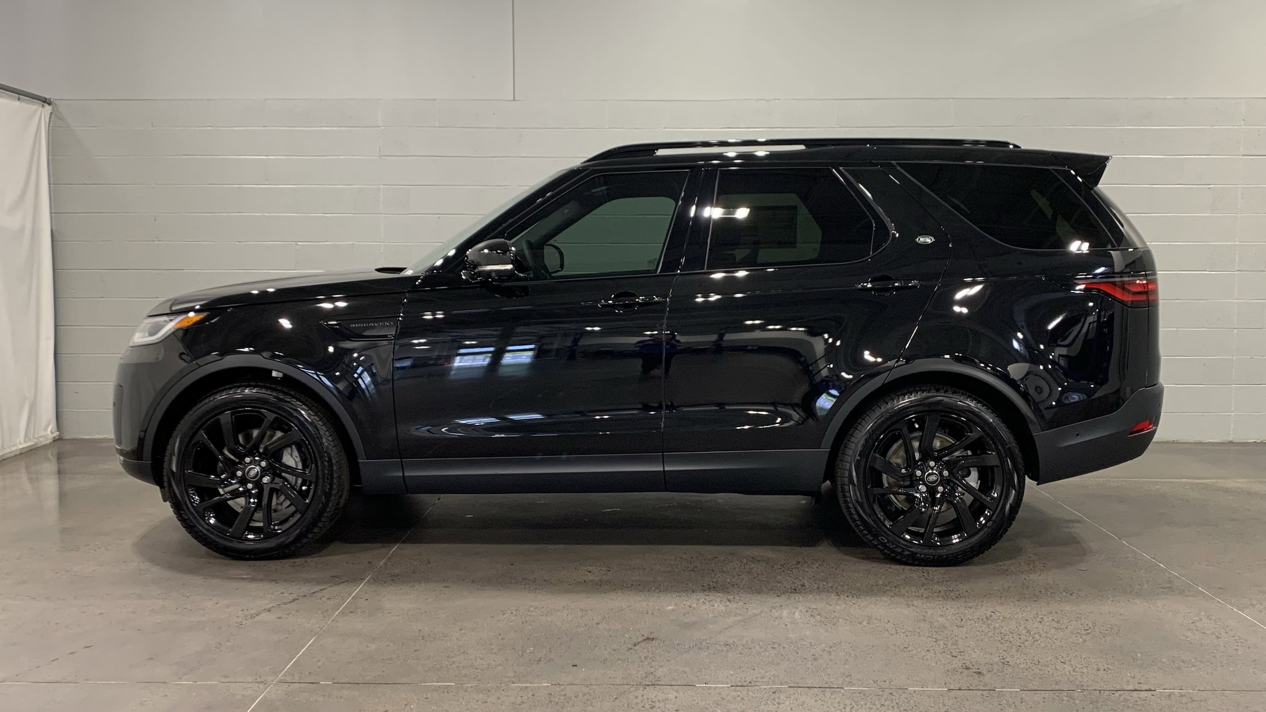 2025 Land Rover Discovery S photo 6