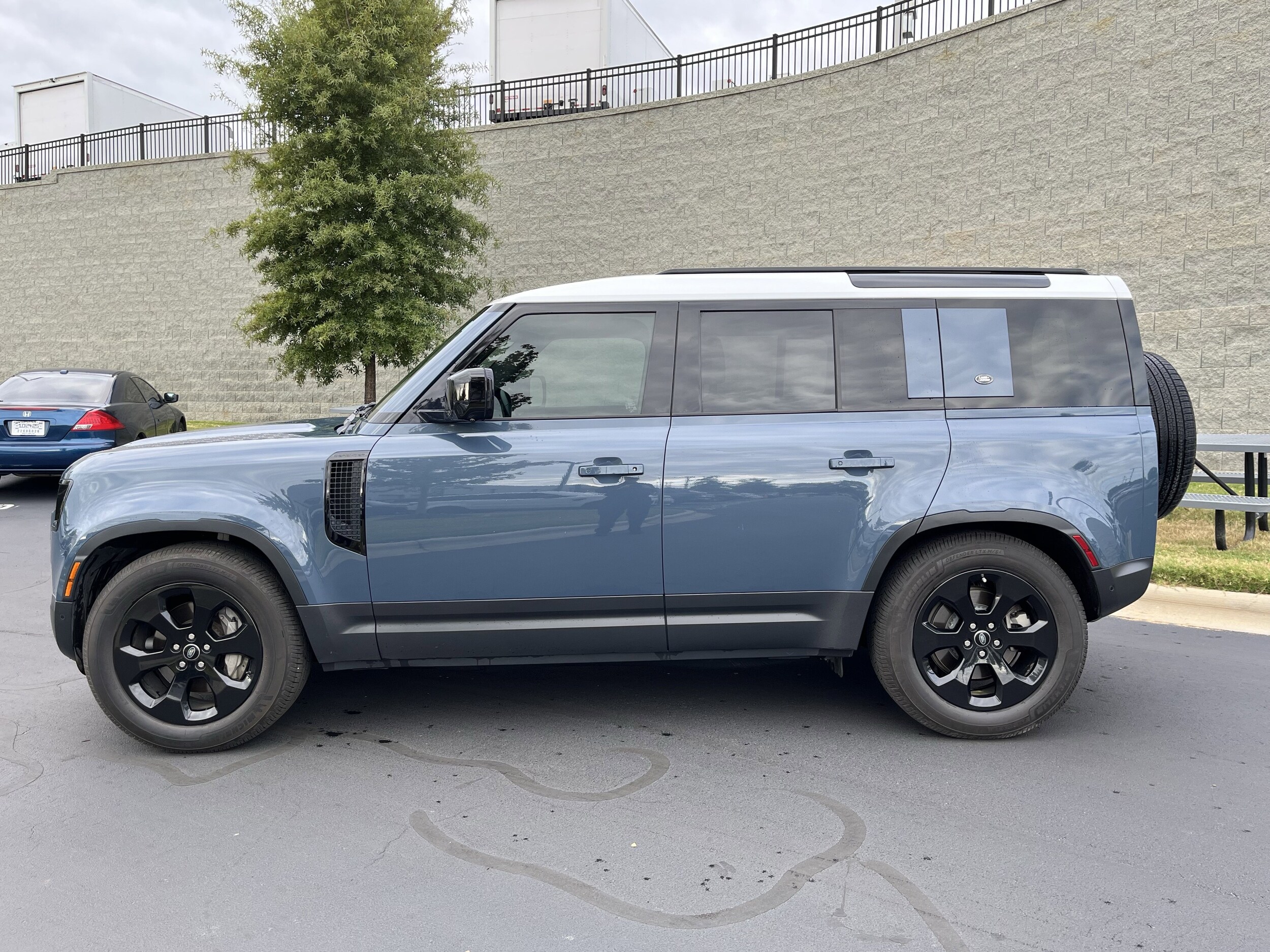 2022 Land Rover Defender SE photo 2