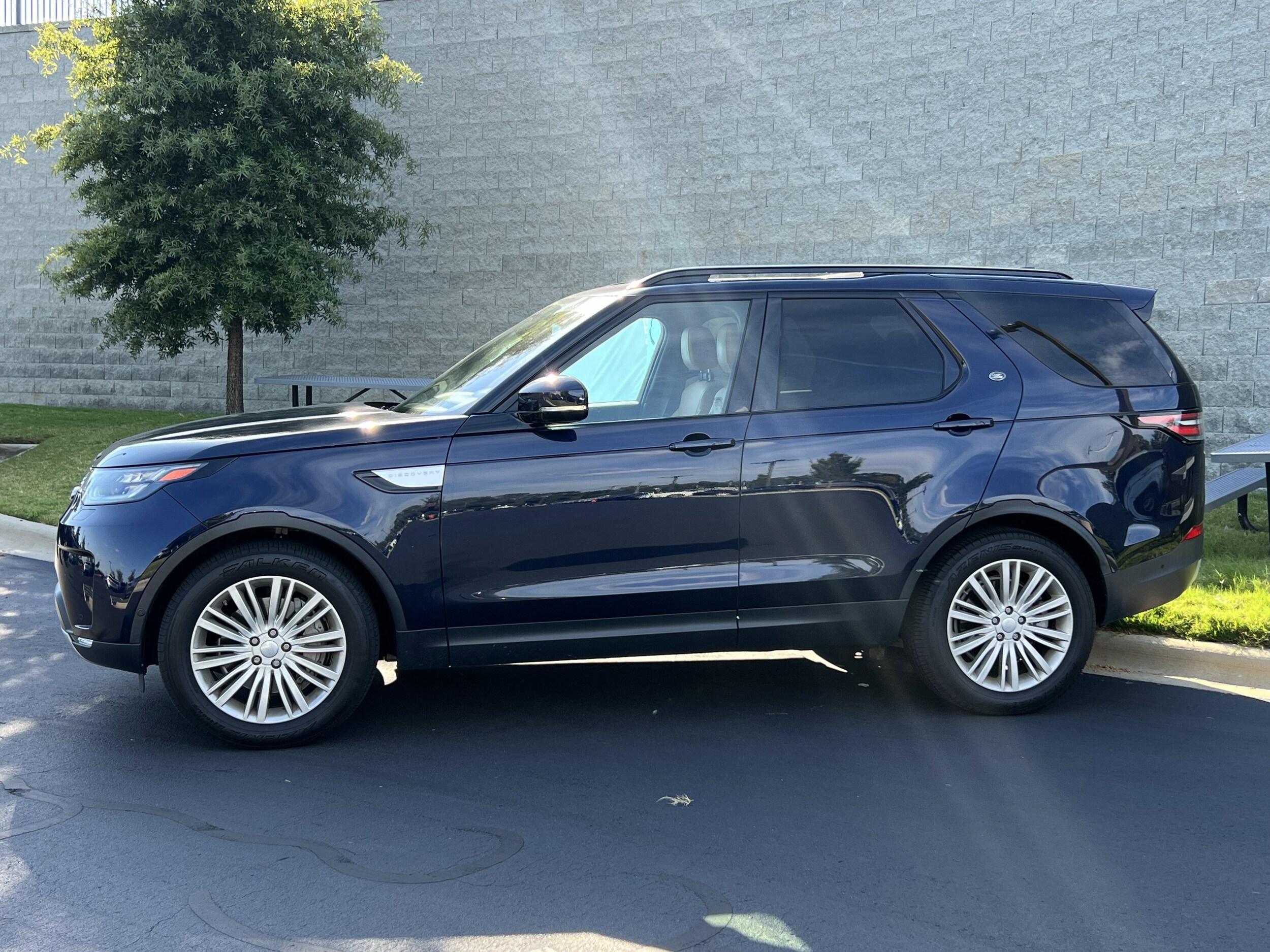 2020 Land Rover Discovery HSE photo 2