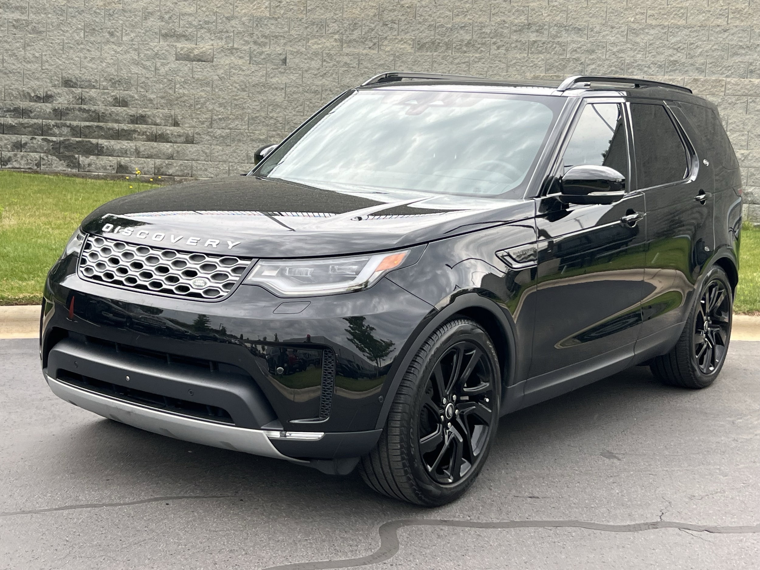 2025 Land Rover Discovery P300 S's photo