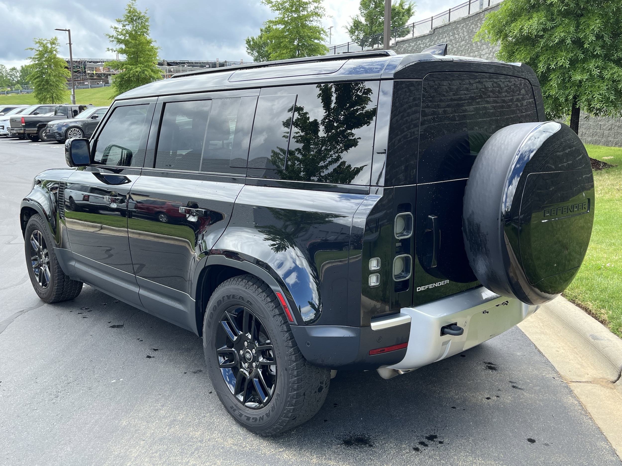 2025 Land Rover Defender S photo 2