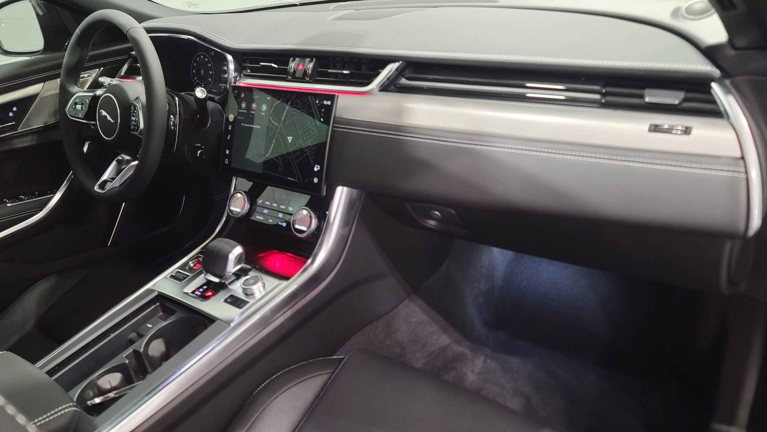 2024 Jaguar XF R-Dynamic SE photo 3