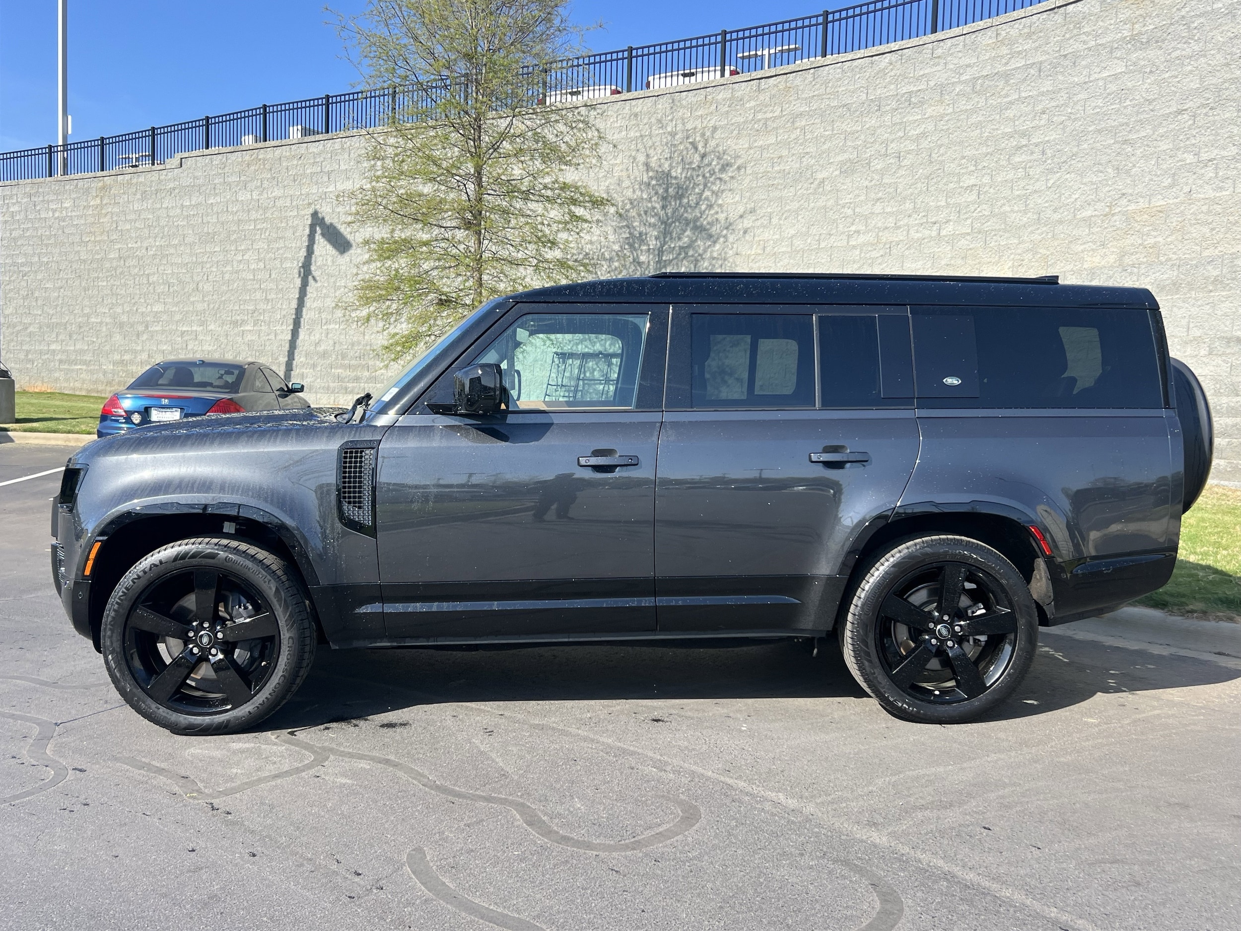 2024 Land Rover Defender 130 P400 X-Dynamic SE photo 2