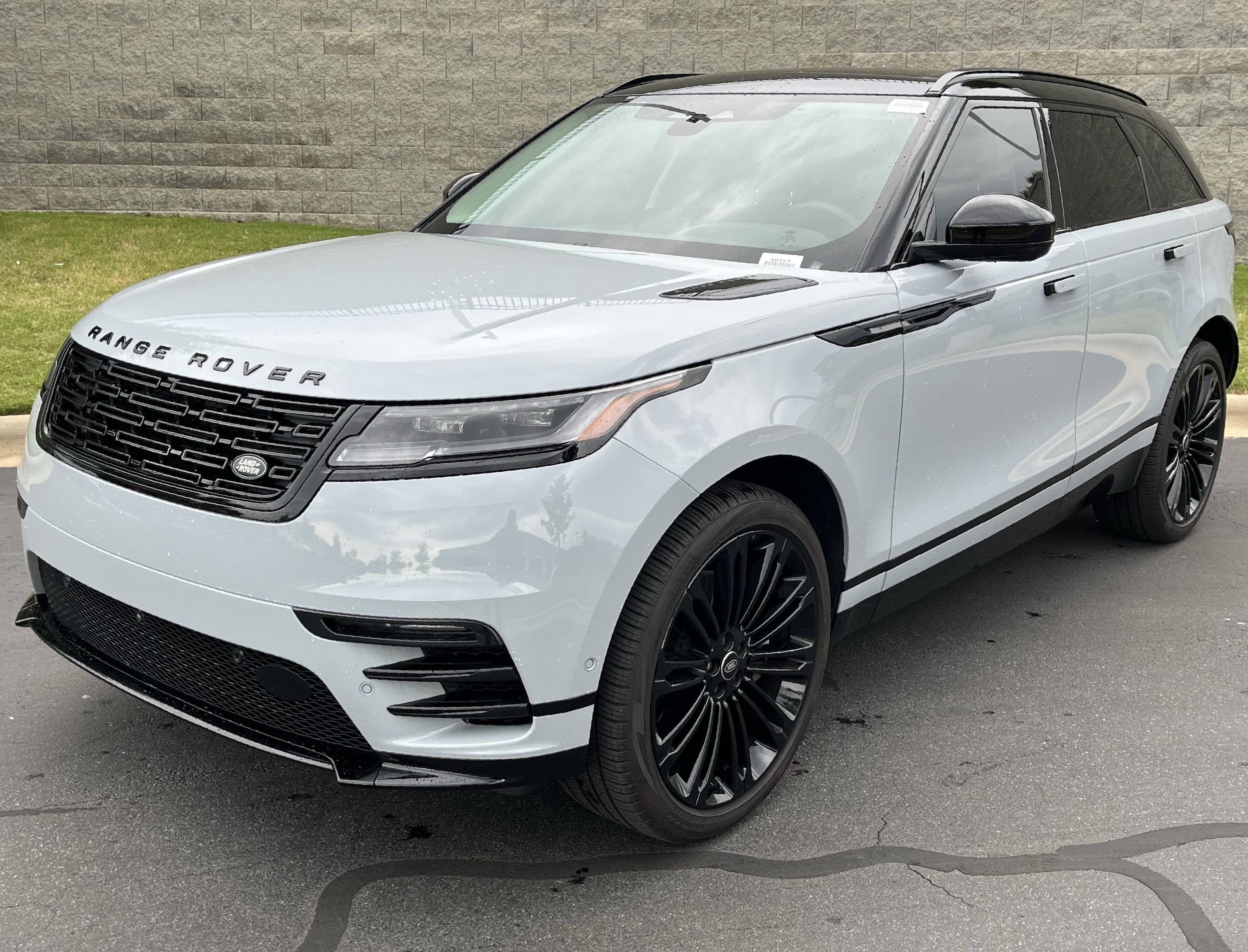 2025 Land Rover Range Rover Velar P400 Dynamic SE's photo