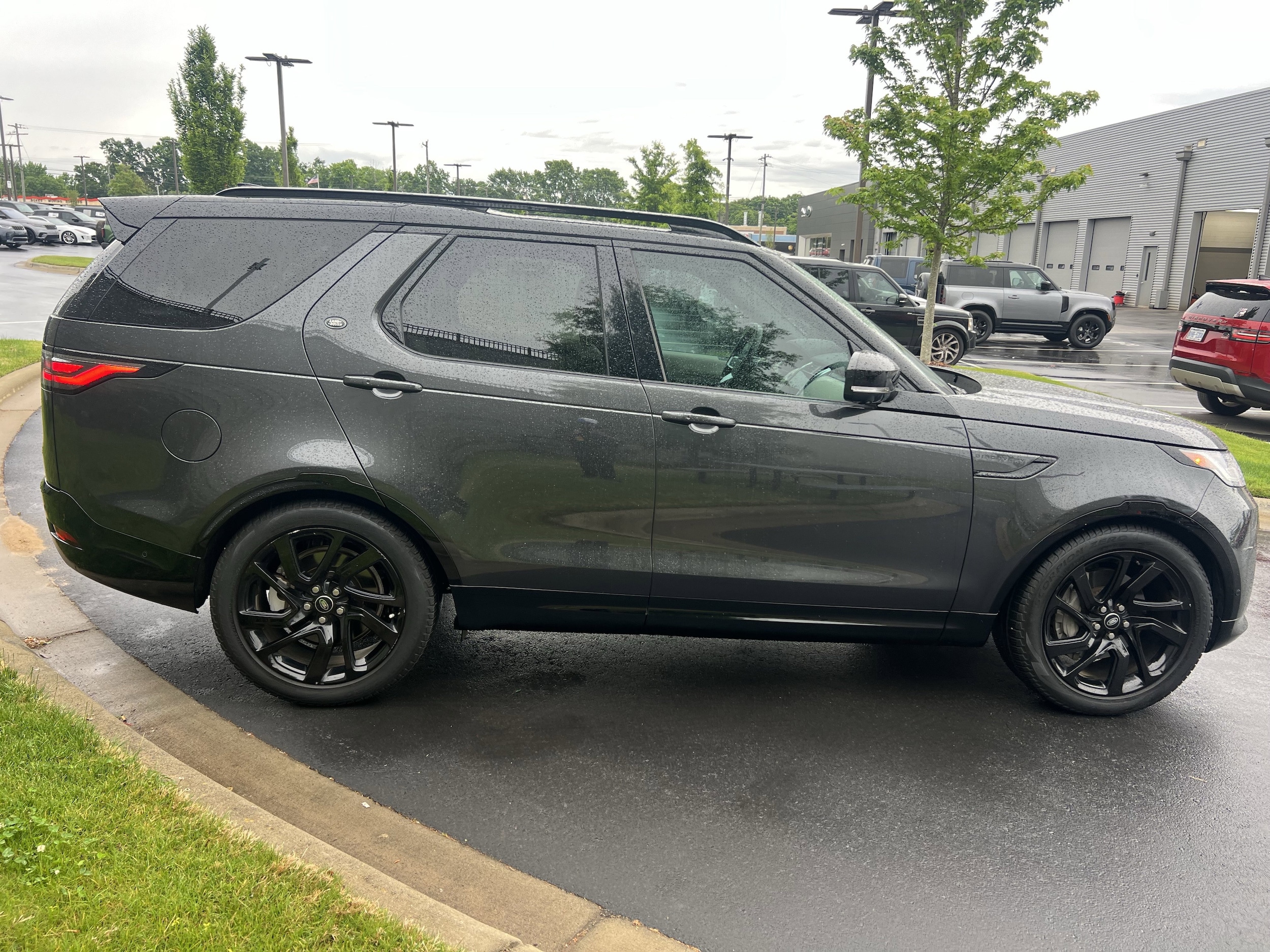 2023 Land Rover Discovery S R-Dynamic photo 5
