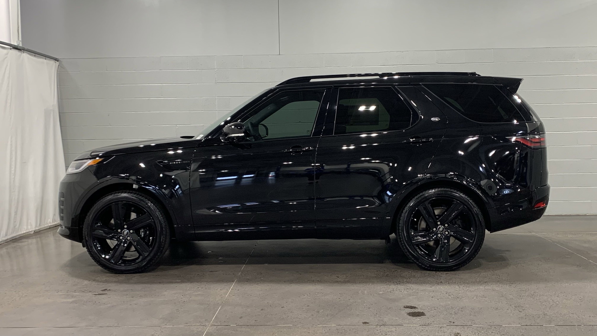 2025 Land Rover Discovery Metropolitan Edition photo 6