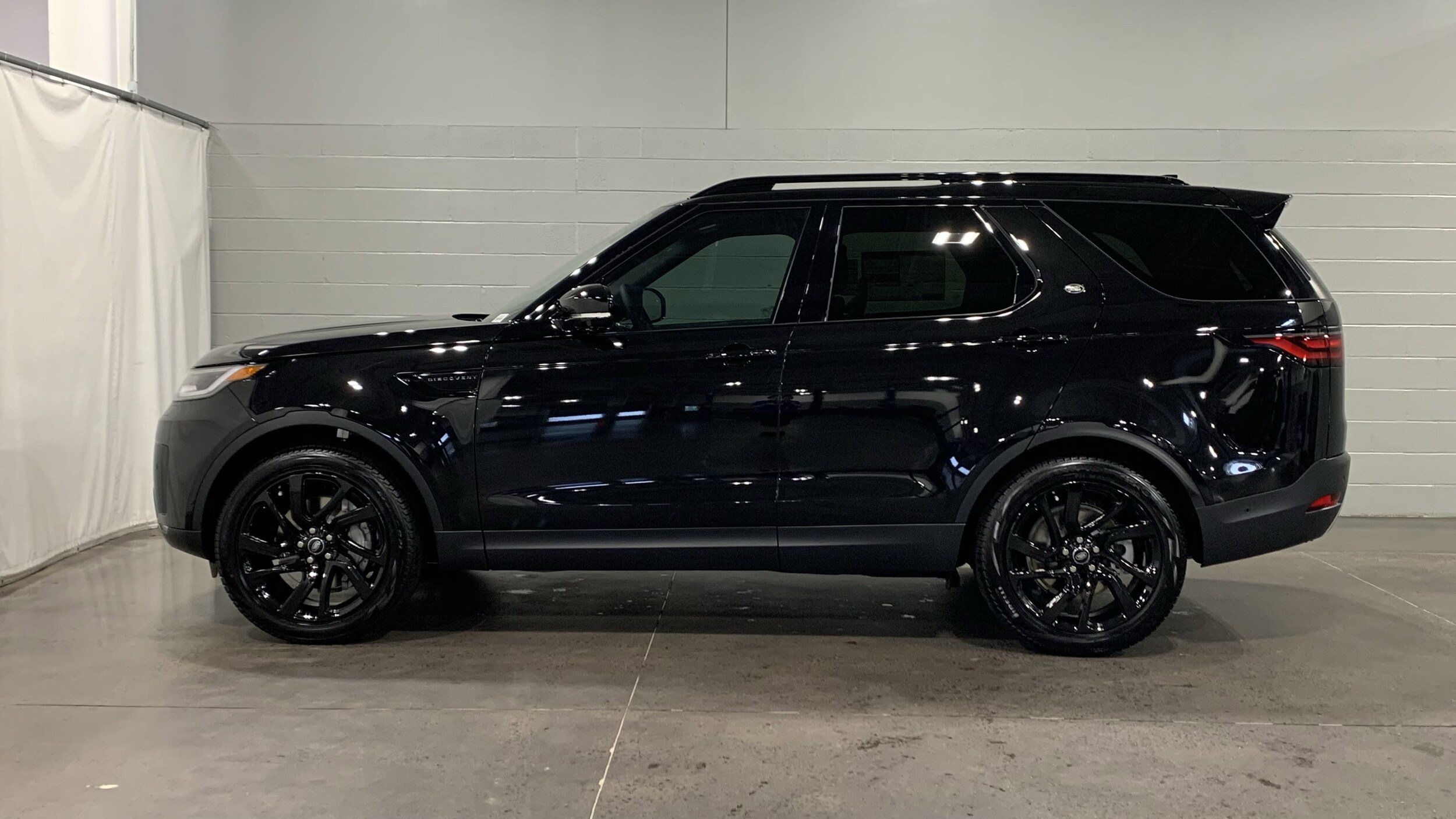 2025 Land Rover Discovery S photo 6