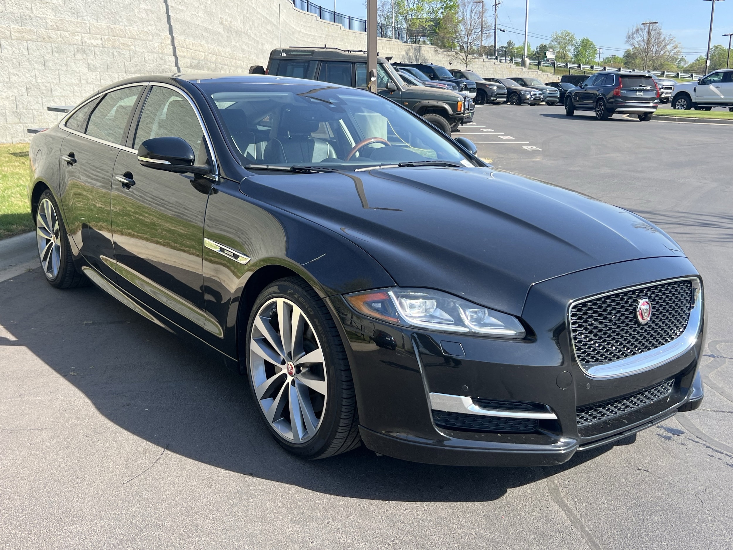 2019 Jaguar XJ R-Sport photo 3