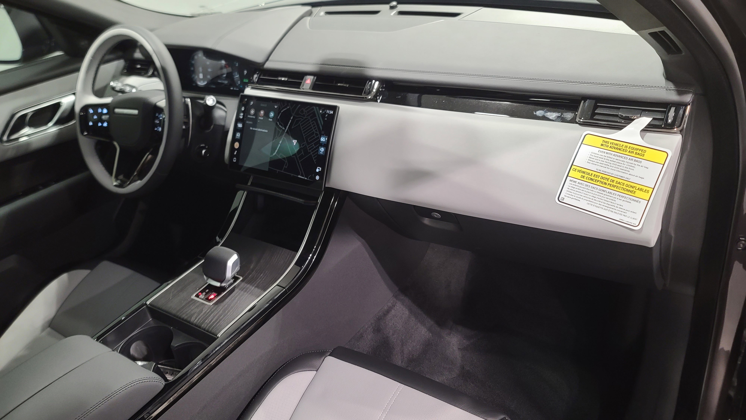 2026 Land Rover Range Rover Velar Dynamic SE photo 3