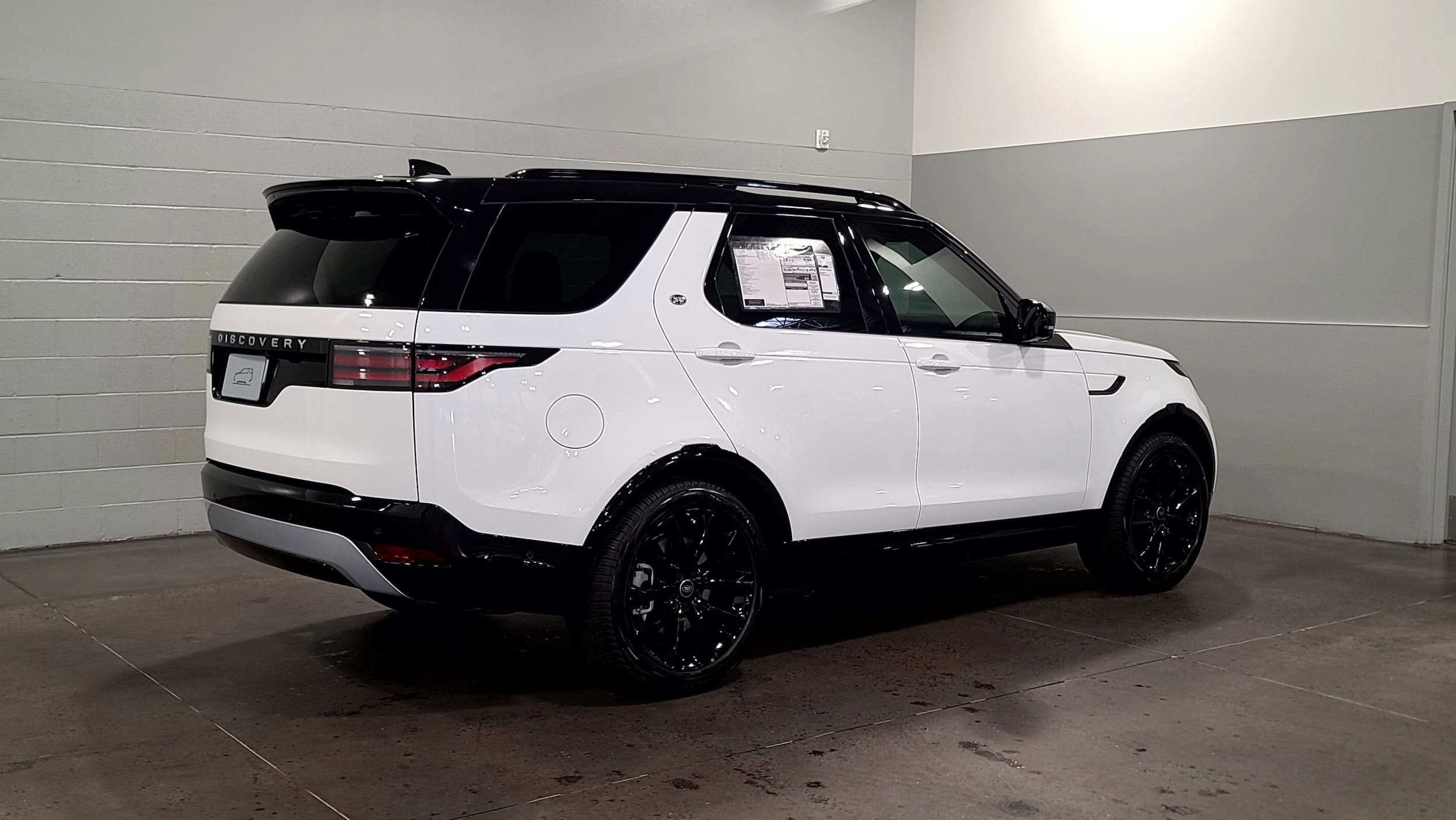 2026 Land Rover Discovery photo 2