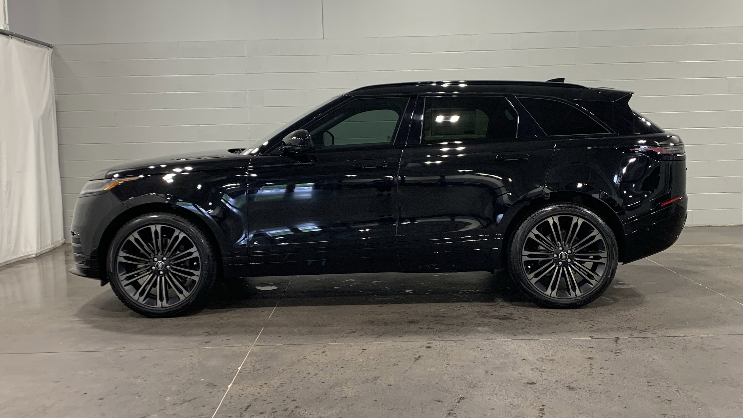 2026 Land Rover Range Rover Velar Dynamic SE photo 6