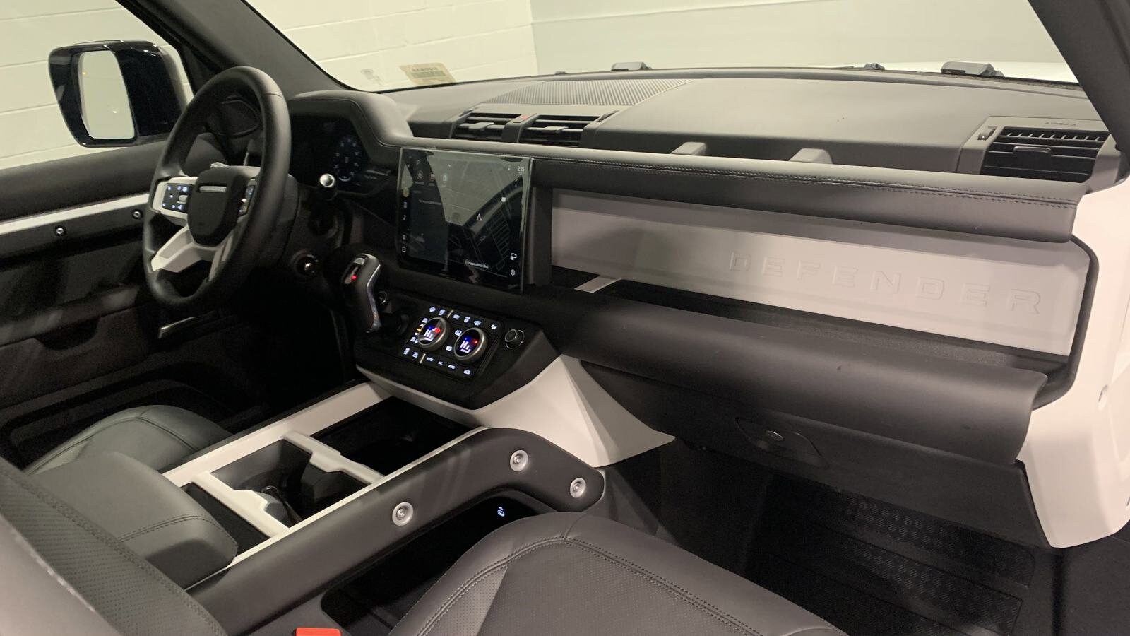 2025 Land Rover Defender 110 X-Dynamic SE photo 3