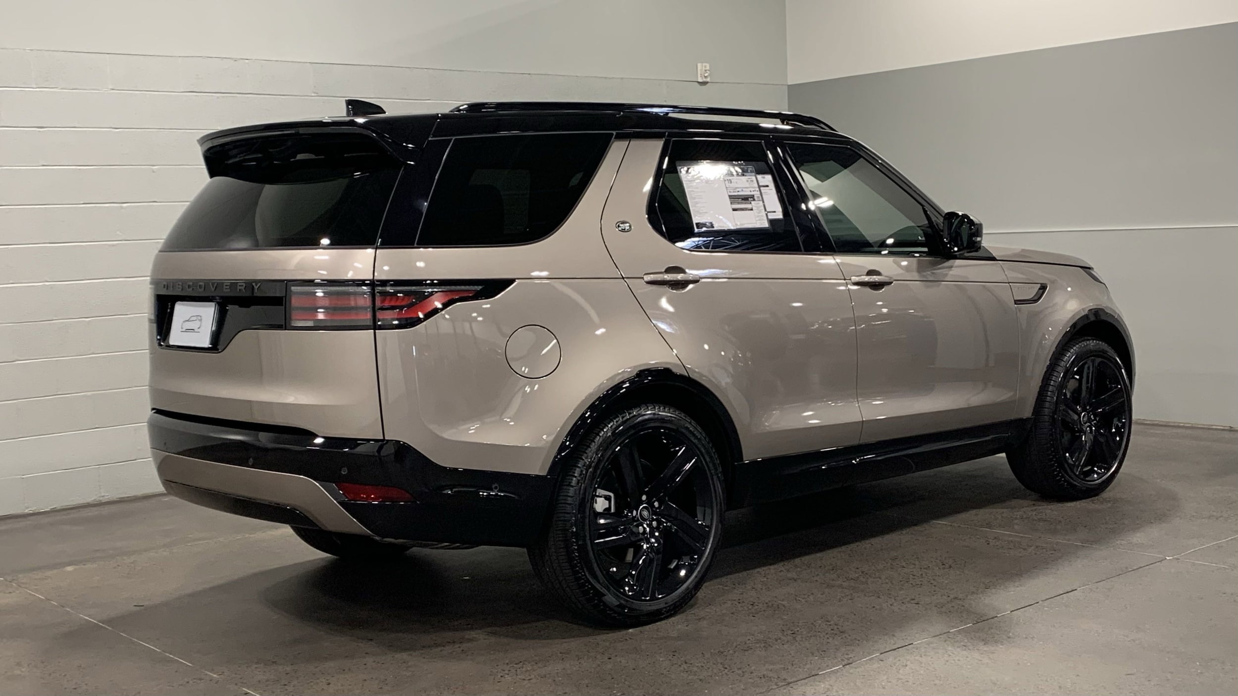2025 Land Rover Discovery Dynamic SE photo 2