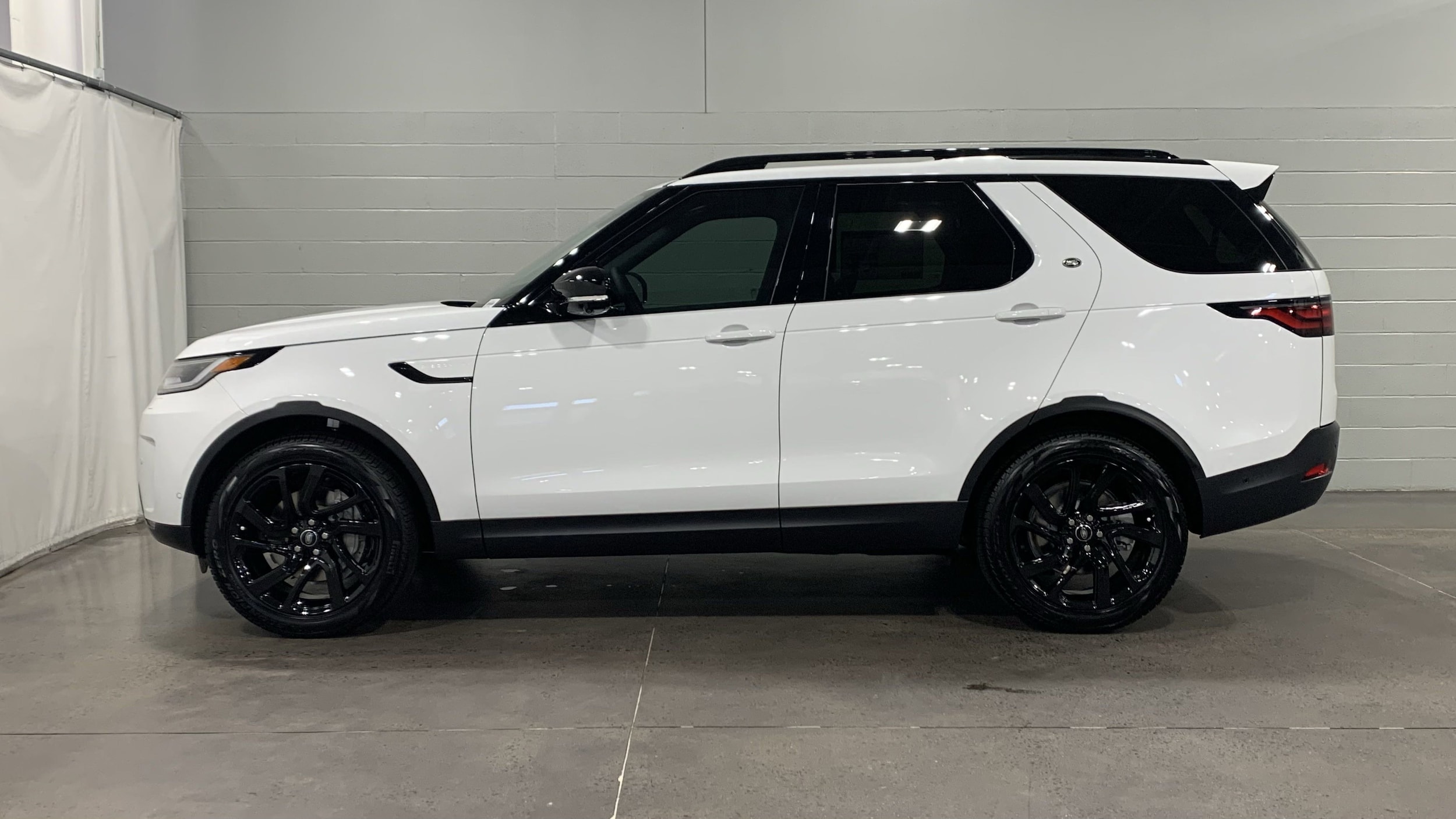 2025 Land Rover Discovery S photo 6