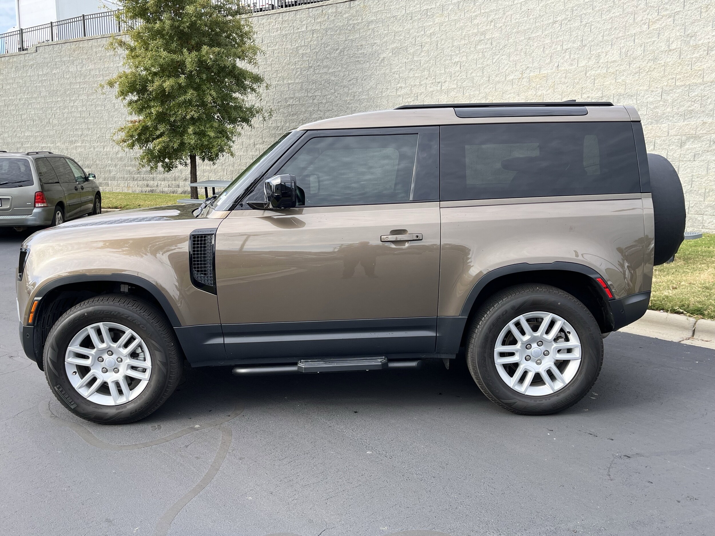 2023 Land Rover Defender S photo 2