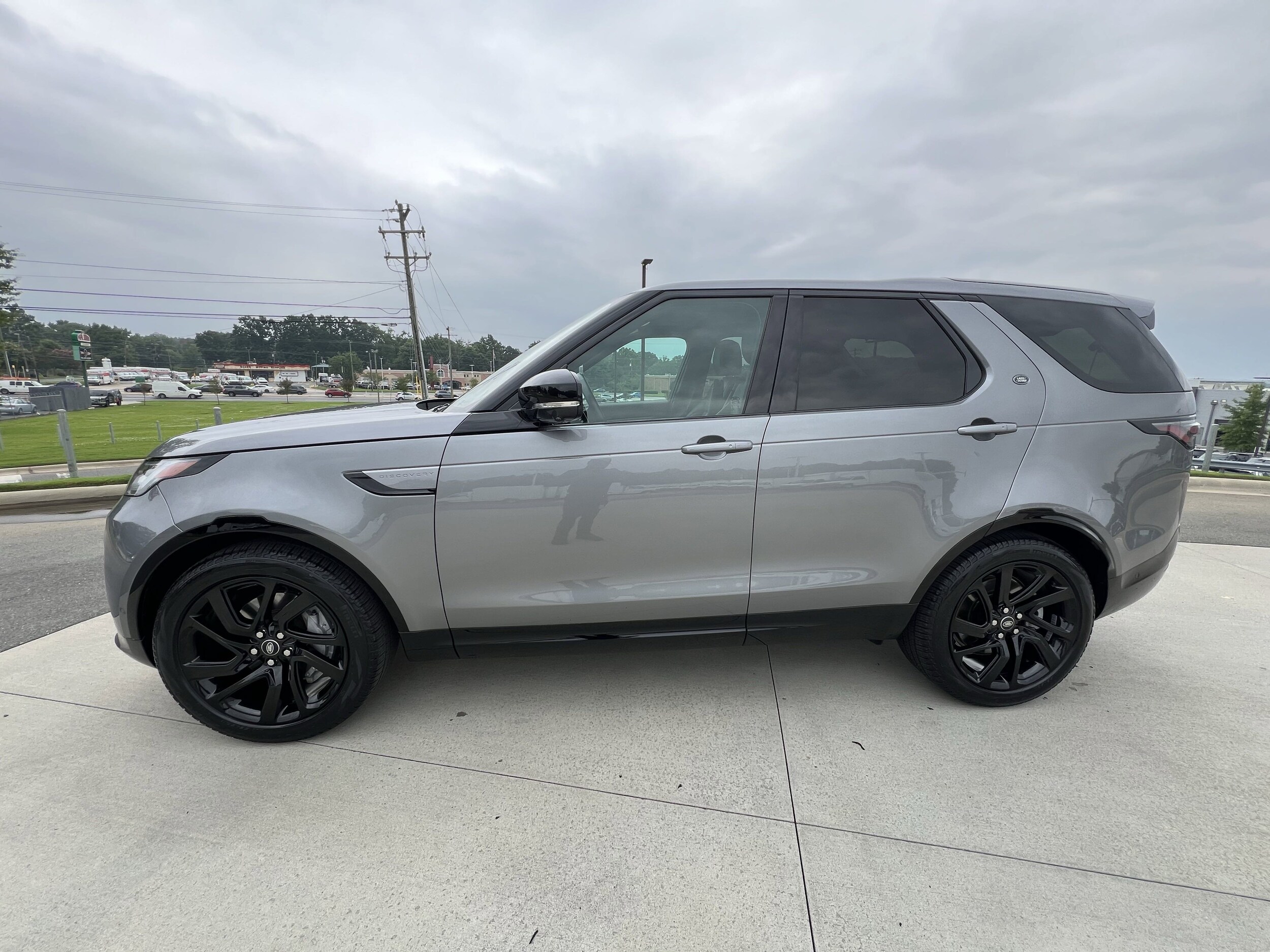 2023 Land Rover Discovery S R-Dynamic photo 2