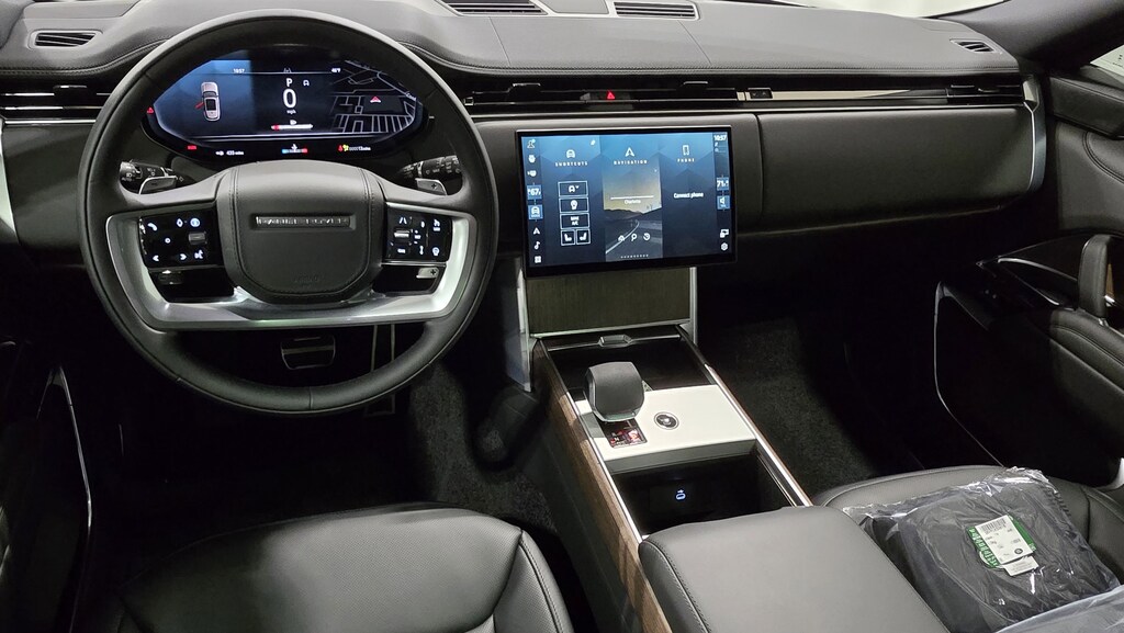 New 2025 Land Rover Range Rover P400 SE SUV