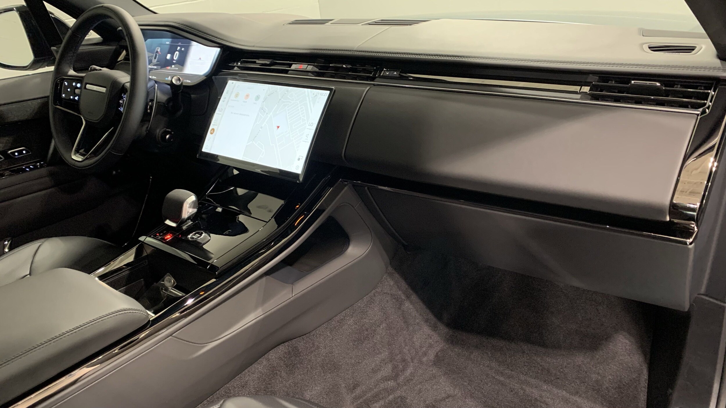 2025 Land Rover Range Rover Sport SE photo 3