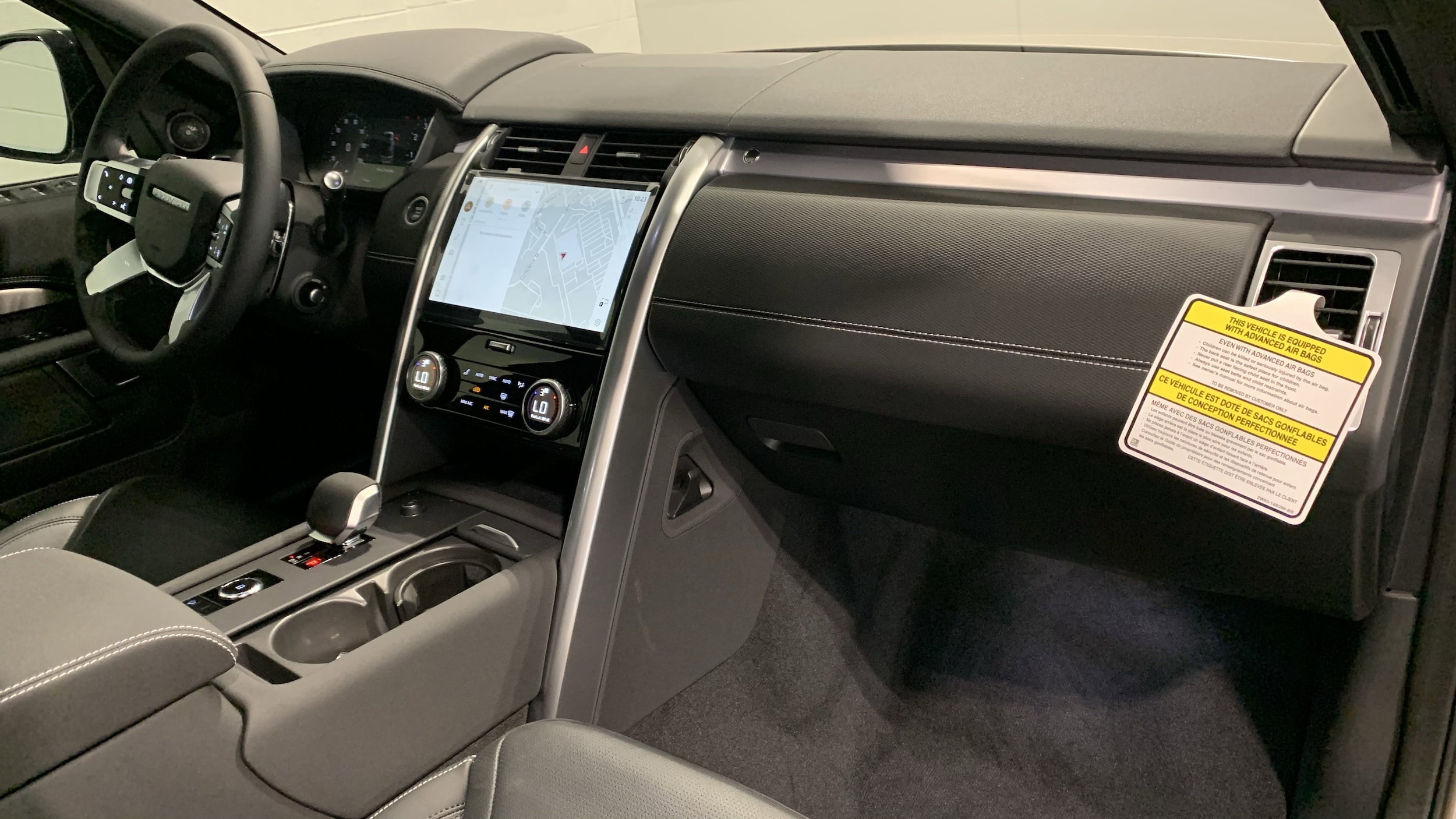 2025 Land Rover Discovery Dynamic SE photo 3