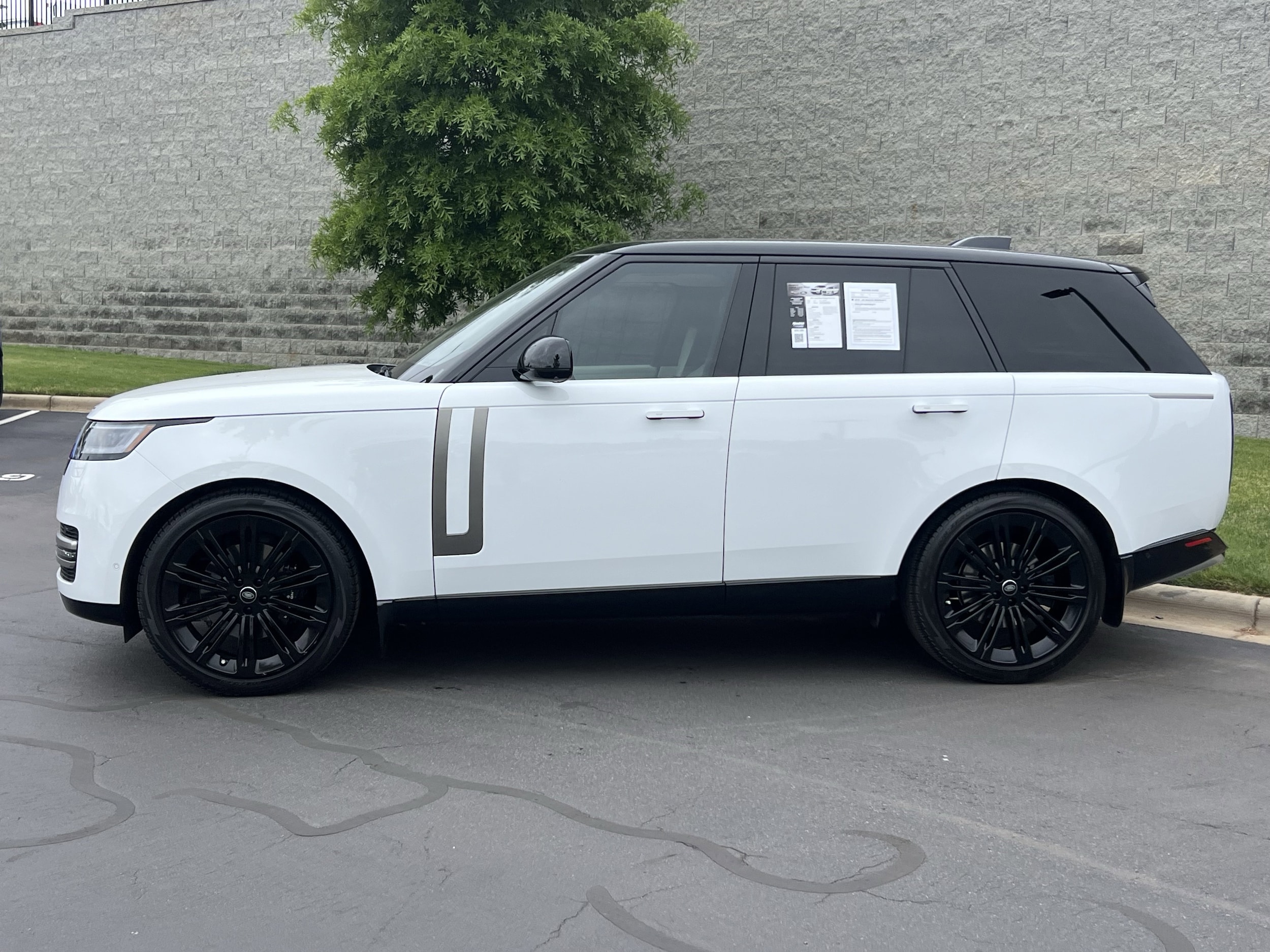 2024 Land Rover Range Rover SE photo 2