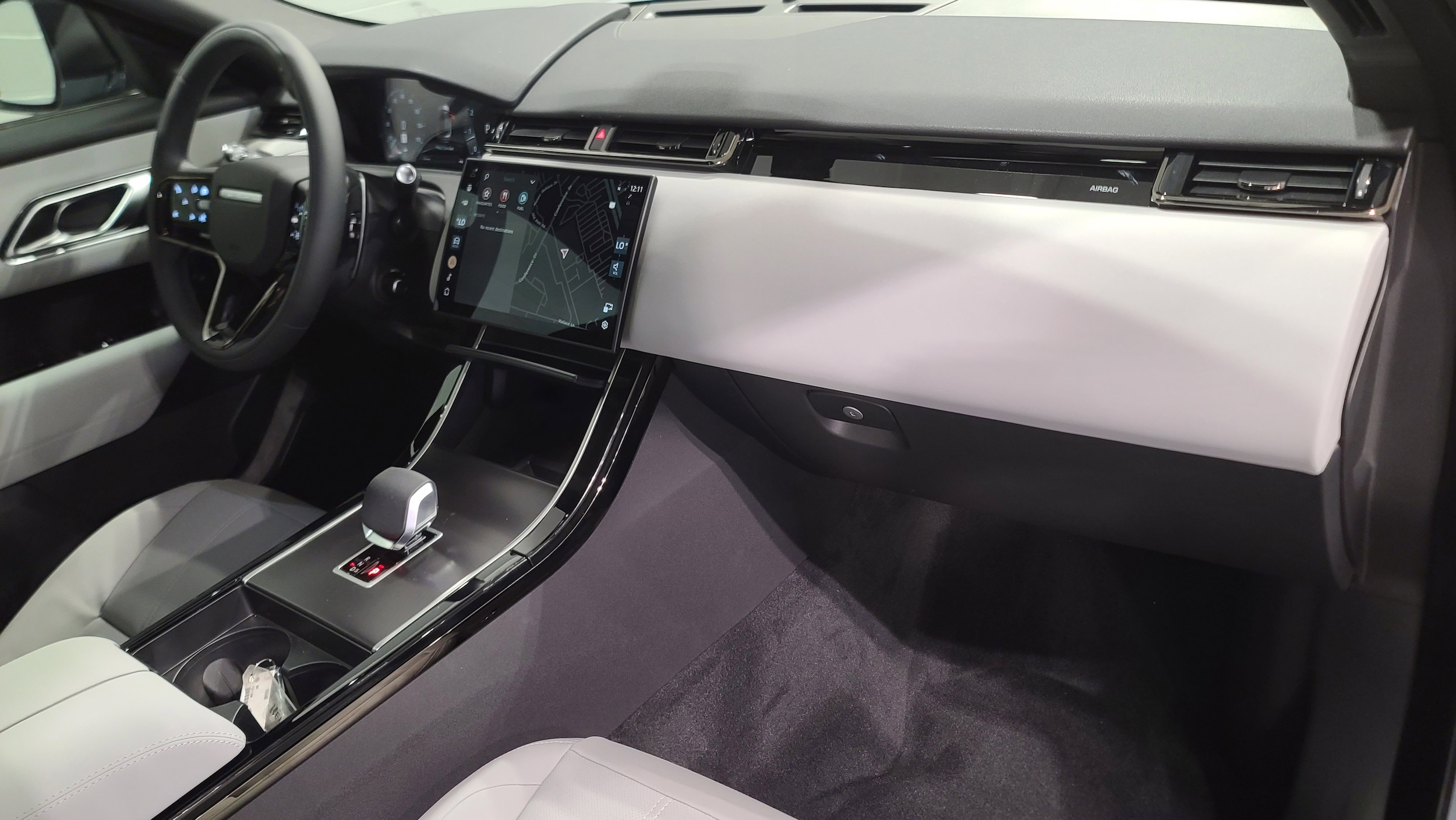 2026 Land Rover Range Rover Velar Dynamic SE photo 3