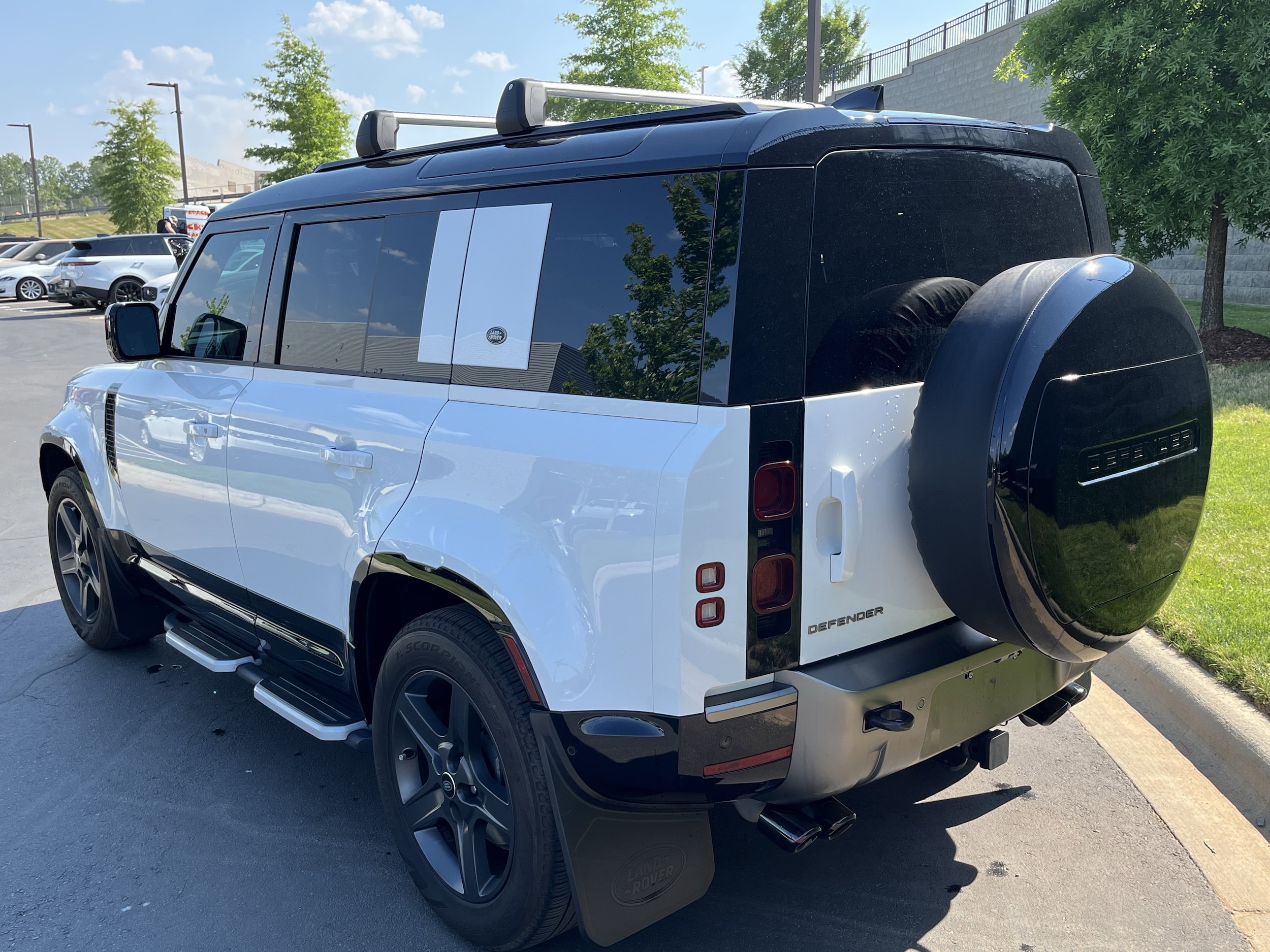 2024 Land Rover Defender X-Dynamic SE photo 2