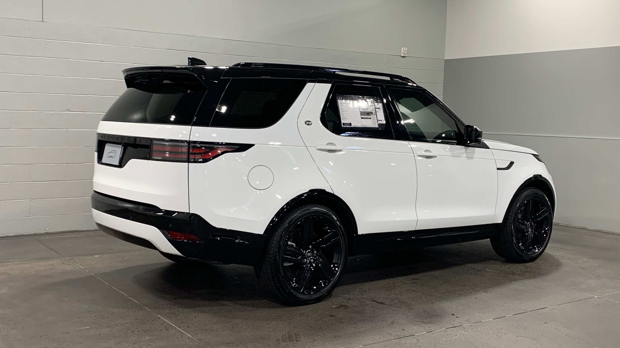 2025 Land Rover Discovery P300 S photo 2