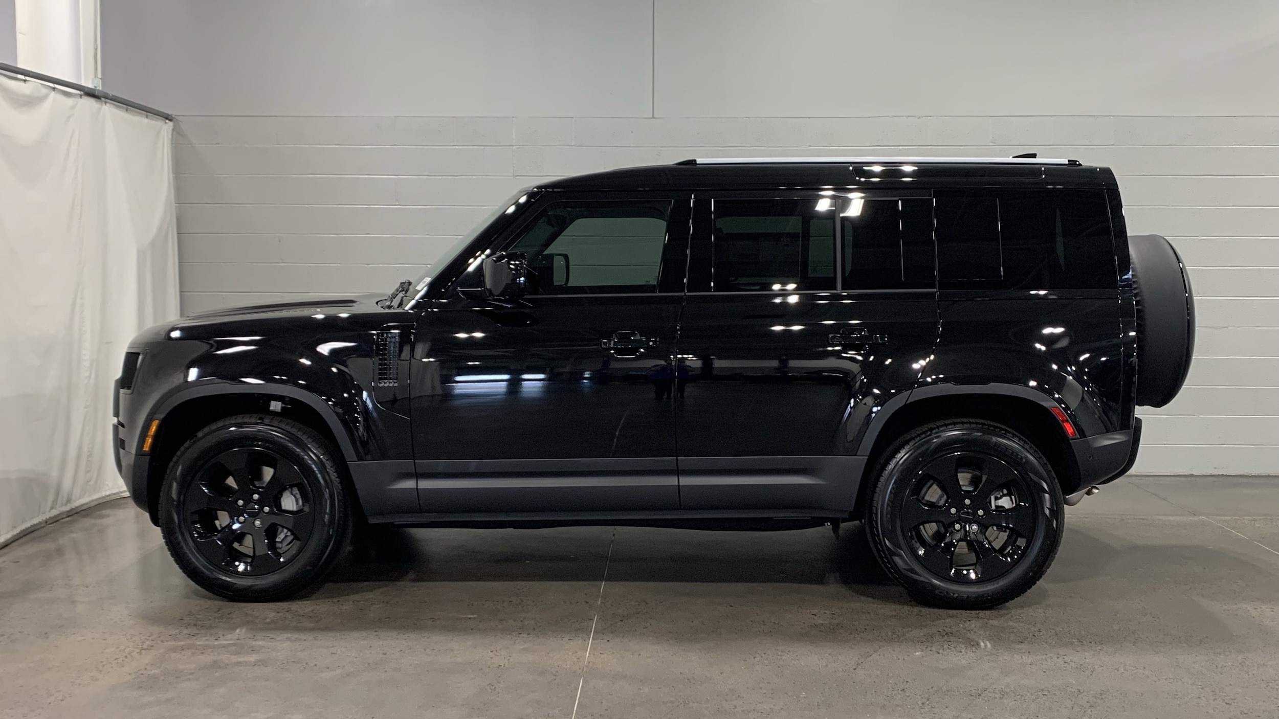 2026 Land Rover Defender 110 P300 S photo 6