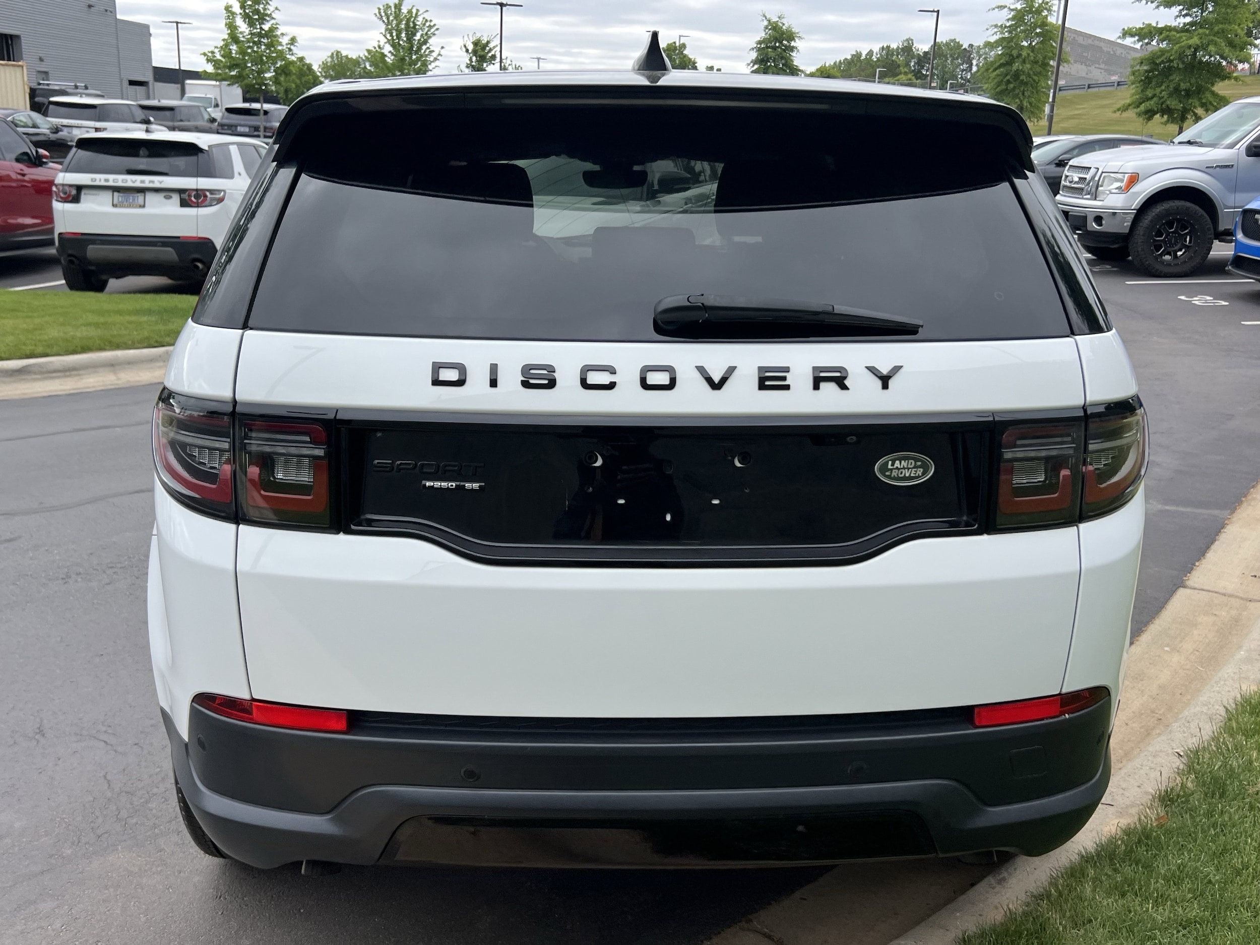 2020 Land Rover Discovery Sport SE photo 4