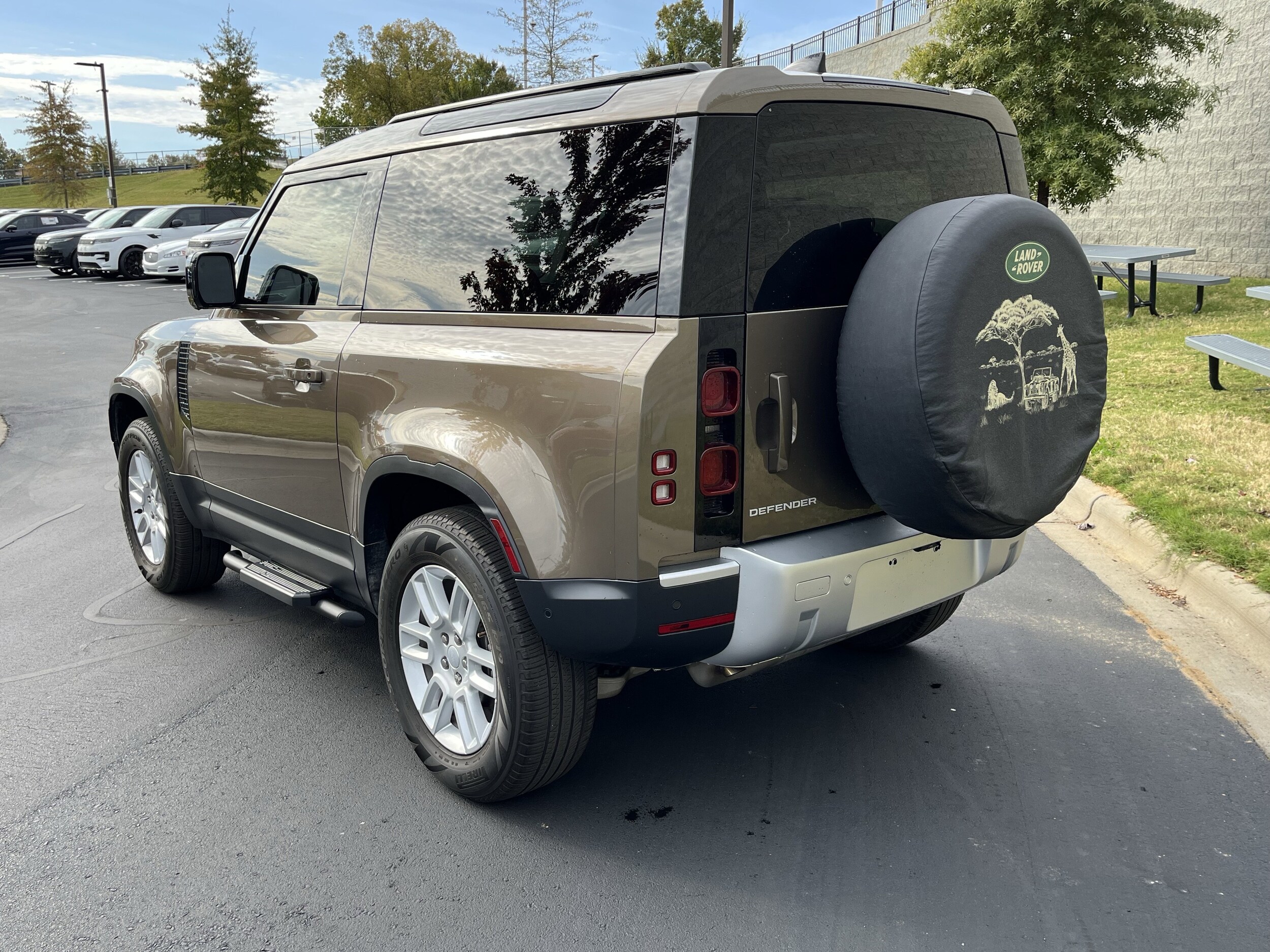 2023 Land Rover Defender S photo 3