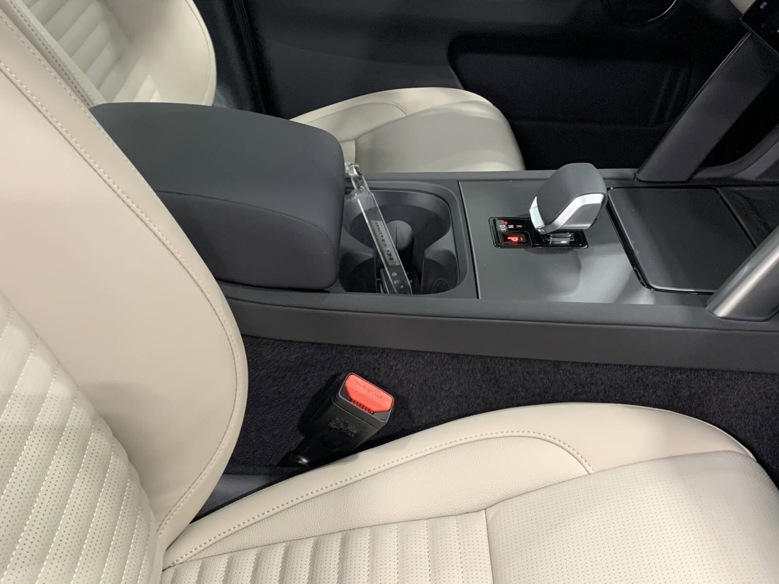 2024 Land Rover Discovery Sport S photo 3