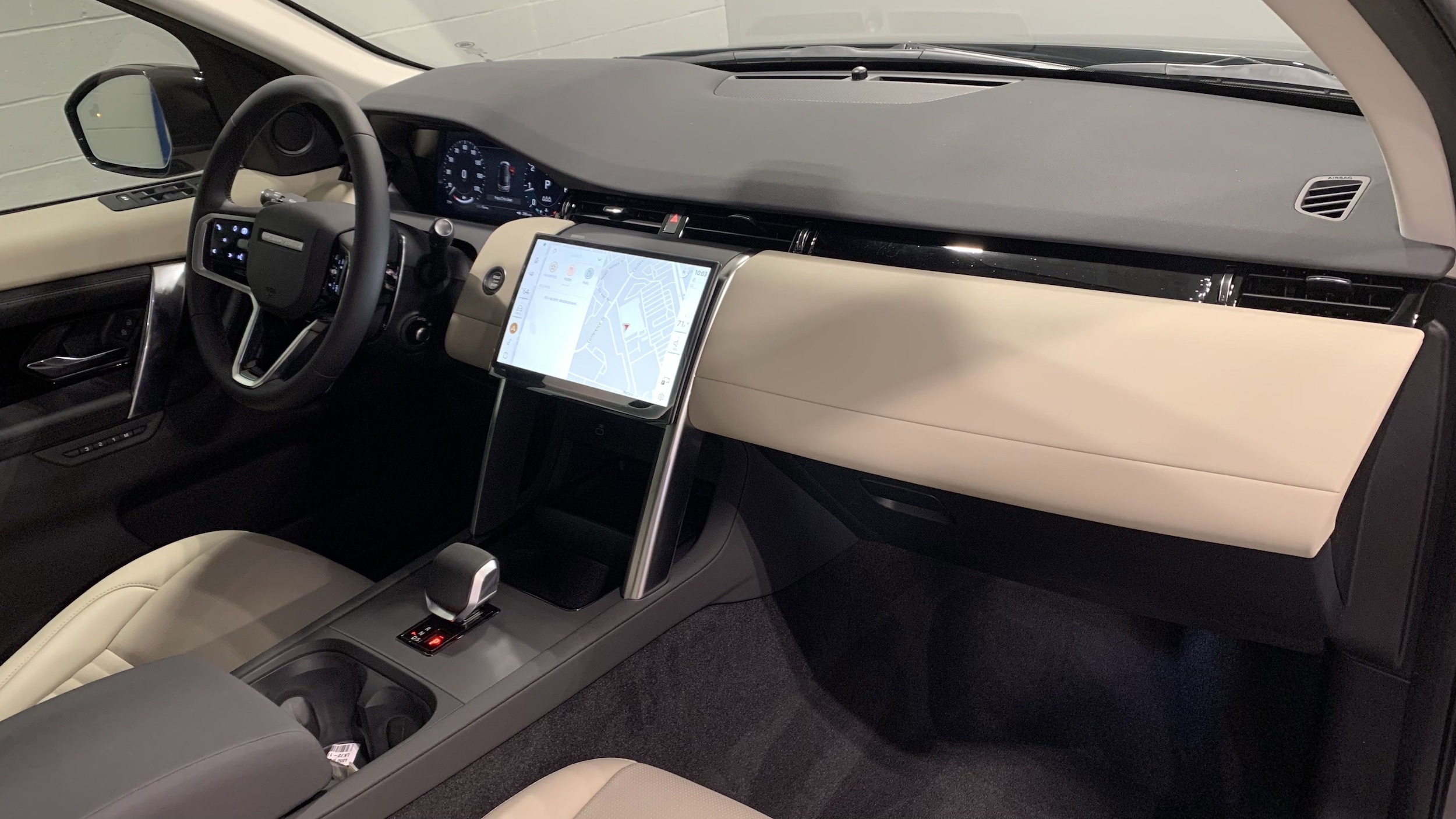 2025 Land Rover Discovery Sport S photo 3