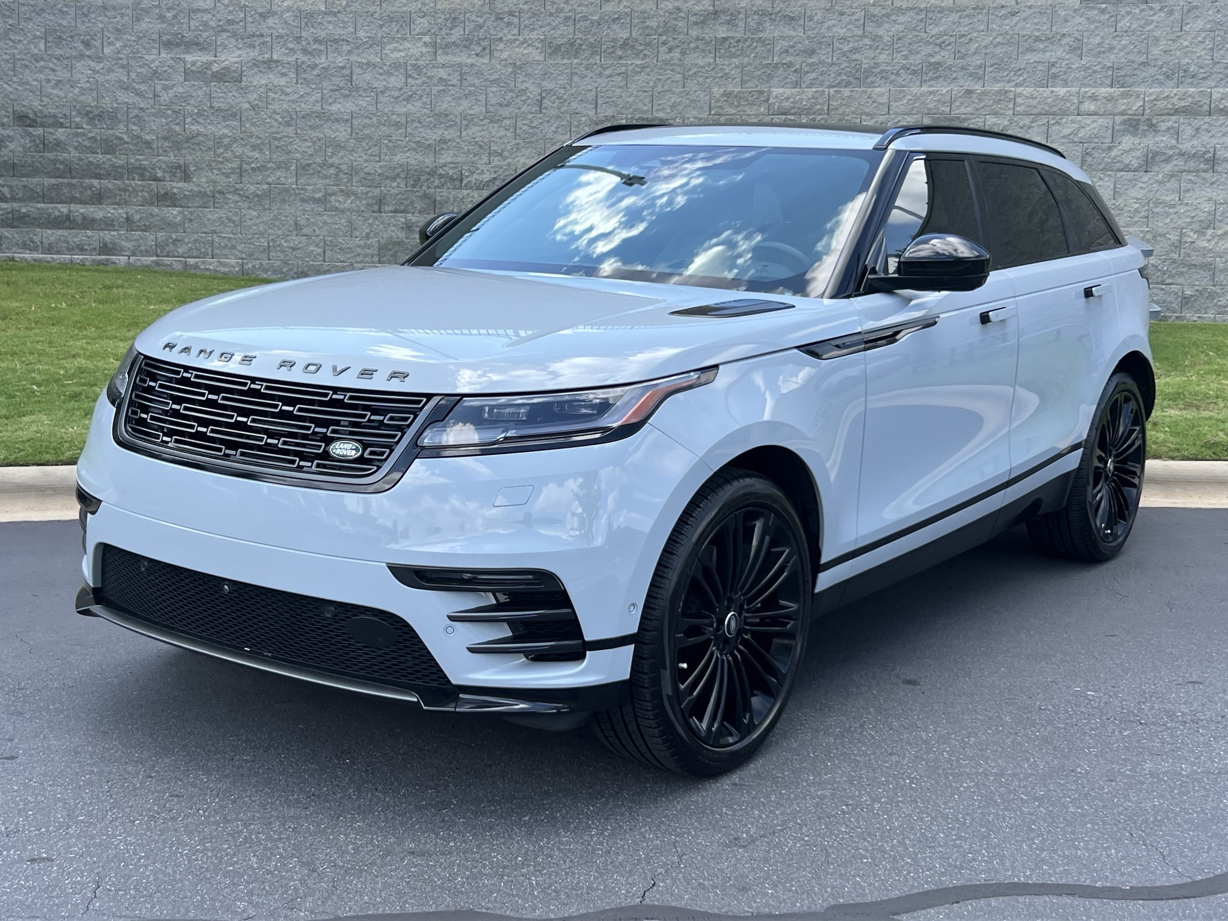 2026 Land Rover Range Rover Velar Dynamic SE