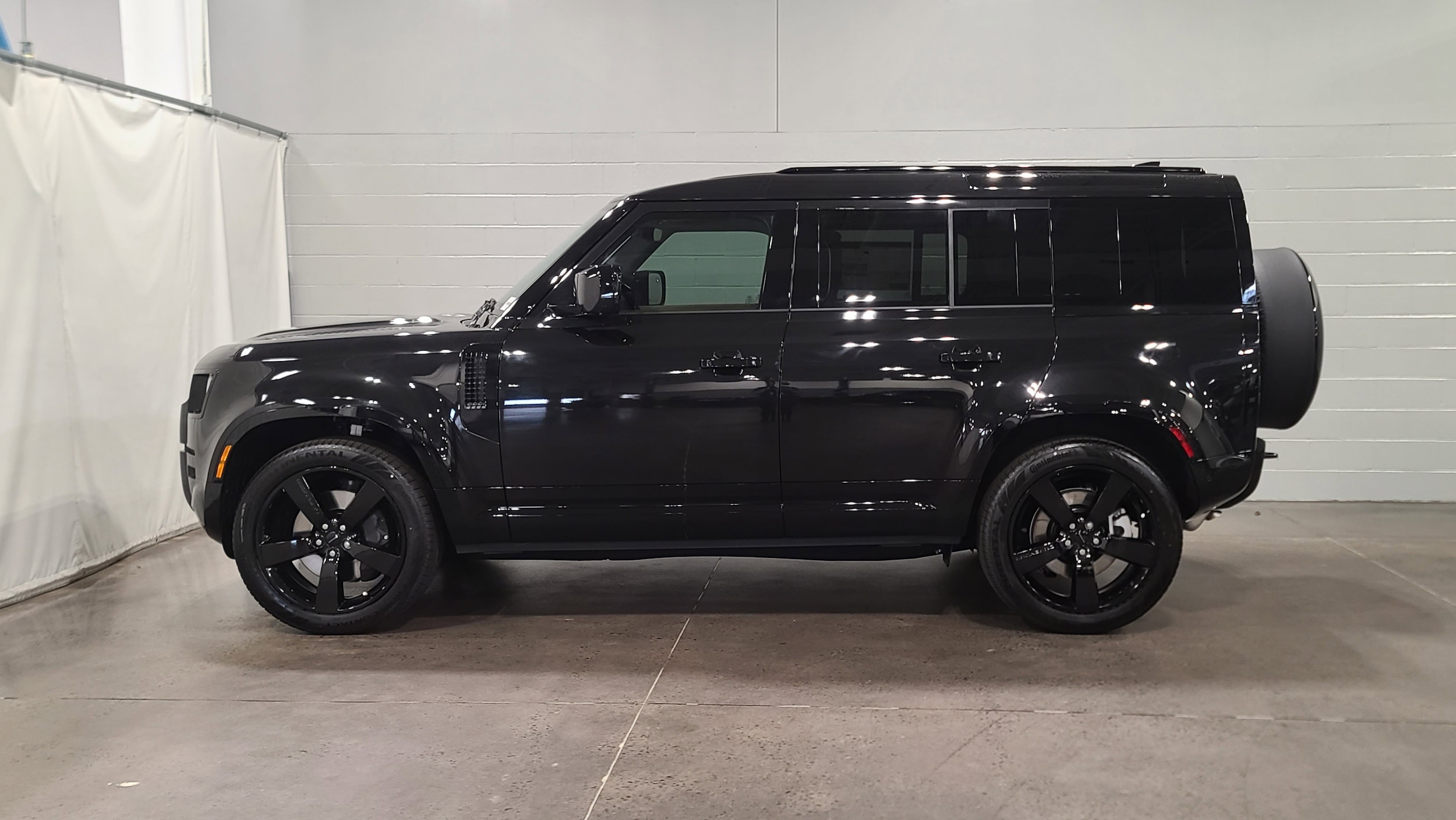 2026 Land Rover Defender X-Dynamic SE photo 6