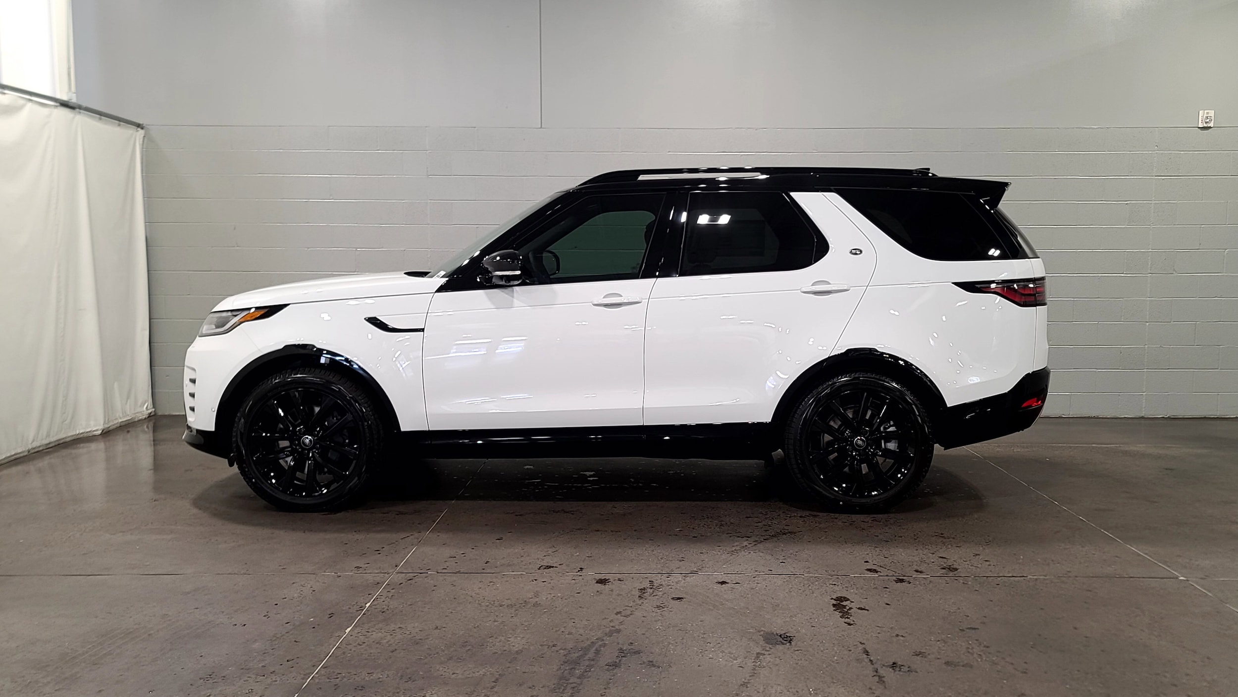 2026 Land Rover Discovery photo 6